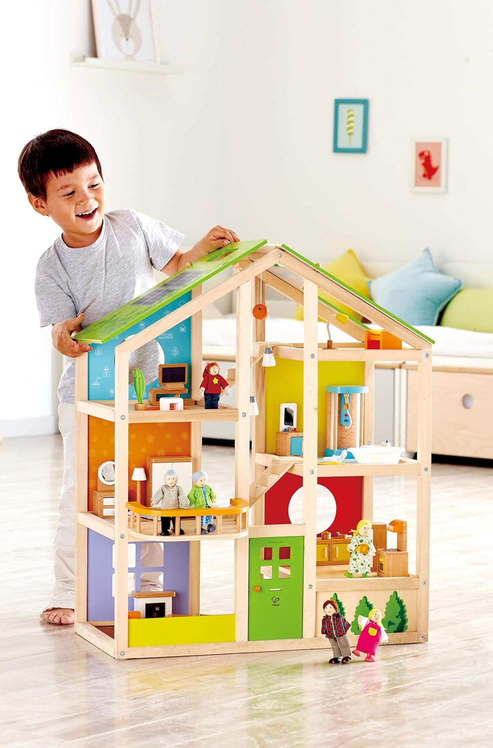 Hape Four Seasons Dollhouse - bekroond houten poppenhuis van drie verdiepingen met meubels, accessoires, schuiftrap en omkeerbaar dak voor alle seizoenen, voor kinderen vanaf 3 jaar
