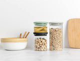 Brabantia - Stapelbare Glazen Container met Deksel - Set van 3 - Voedselopslag - Houdt Voedsel Langer Vers - Siliconen Afdichting - Vaatwasmachinebestendig - Donkergrijs/Lichtgrijs/Jadegroen - 0,3L/0,6L/1,1L Voedselbewaardozen Naty Shop