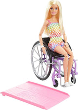 Barbie Fashionista pop, blond haar en regenboog jumpsuit, inclusief rolstoel en oprit, pop cadeau voor kinderen, speelgoed voor kinderen vanaf 3 jaar, HJT13