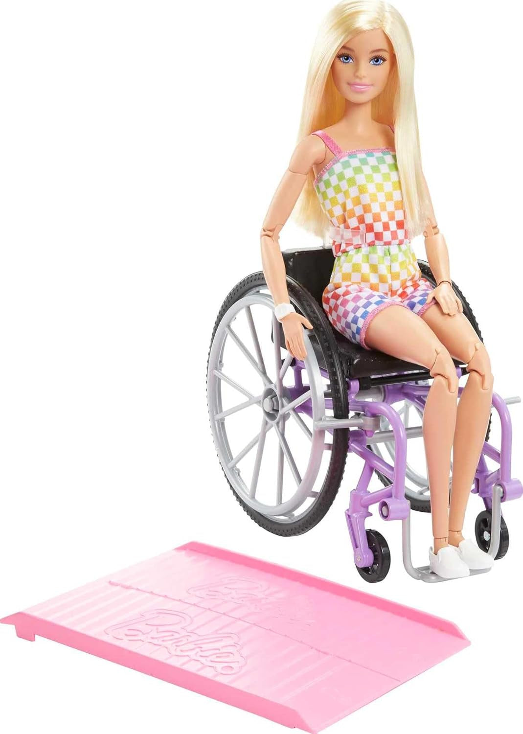 Barbie Fashionista pop, blond haar en regenboog jumpsuit, inclusief rolstoel en oprit, pop cadeau voor kinderen, speelgoed voor kinderen vanaf 3 jaar, HJT13