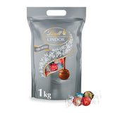 Lindt-chocolade | Diverse tassen LINDOR zilver | Zak van 1 kg | 80 smeltende melkchocoladebolletjes, 70%, gezouten karamel en dubbele chocoladesmaken | Chocoladegeschenk om te delen