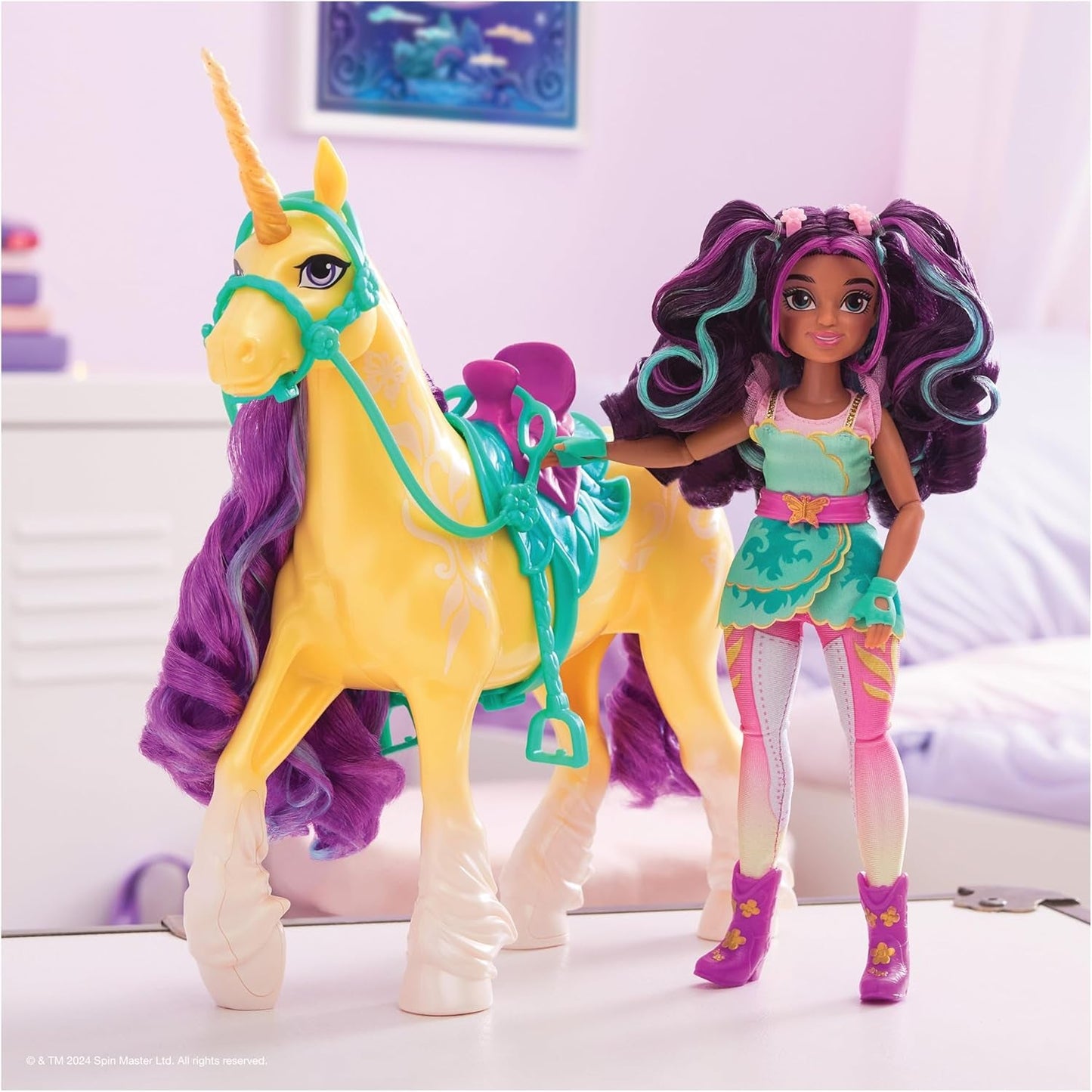 Unicorn Academy Ankleidepuppe Ava - die Original puppe uit de Netflix-serie, 24 cm groot en met 7 accessoires voor fantasievolle rollenspellen, voor kinderen vanaf 4 jaar