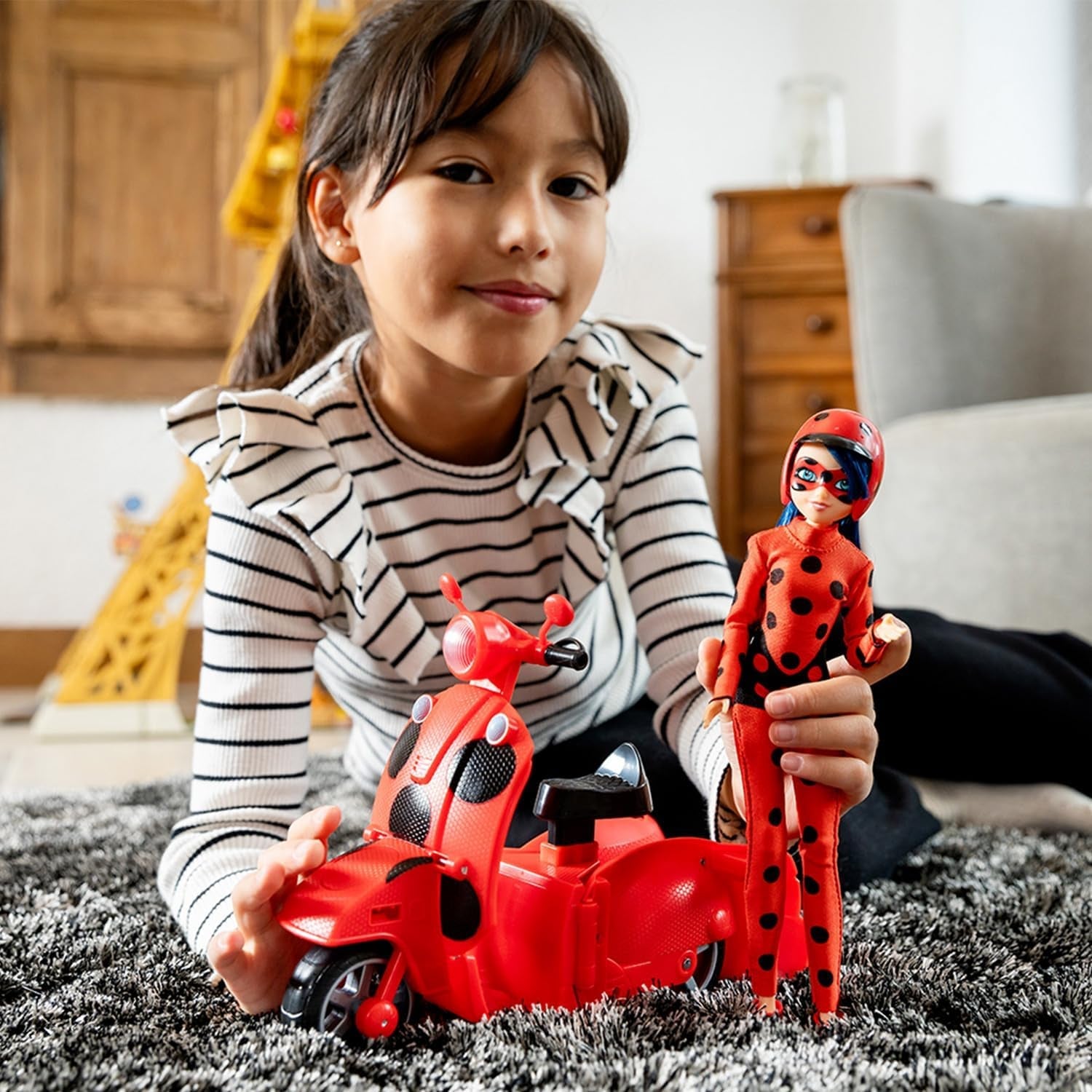 Bandai - Wonderbaarlijk lieveheersbeestje - Wonderbaarlijke Switch'n Go-scooter + 26 cm lieveheersbeestje geluksbrenger gelede pop - P50668