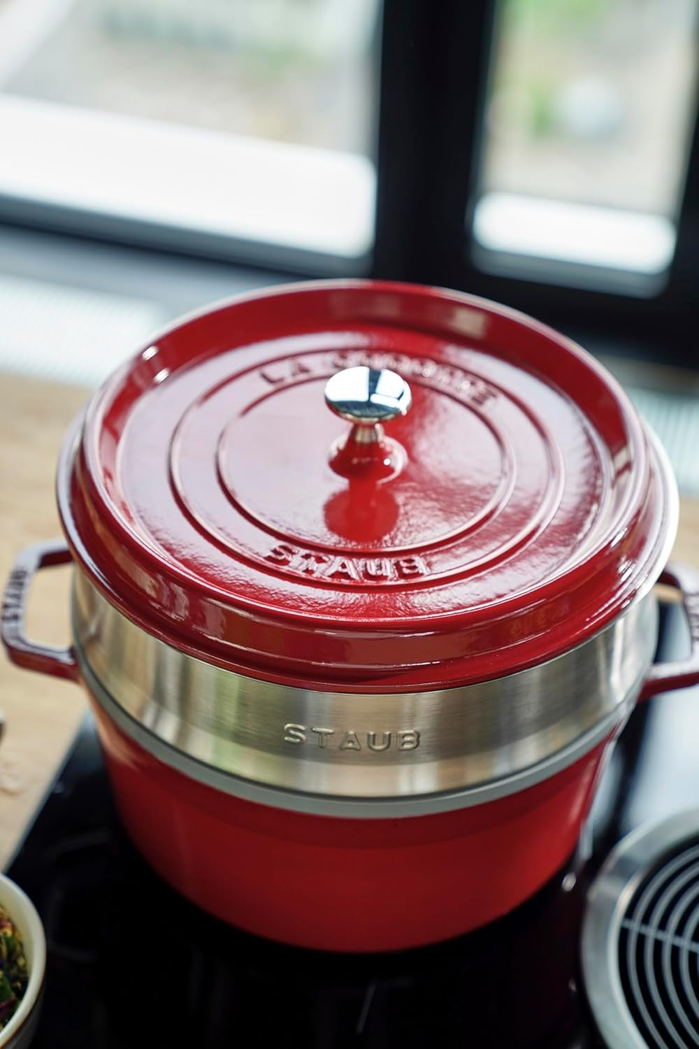 STAUB Gusseisen Bräter/Cocotte, Mit Dämpfeinsatz Aus Edelstahl, Rund 26 Cm, 5,2 L, Aromaregen-functie voor optimale werking, voor alle herdarten Inkl. Induktion & Backofen, Kirschrot, Rot Vormen en bakplaten Naty Shop