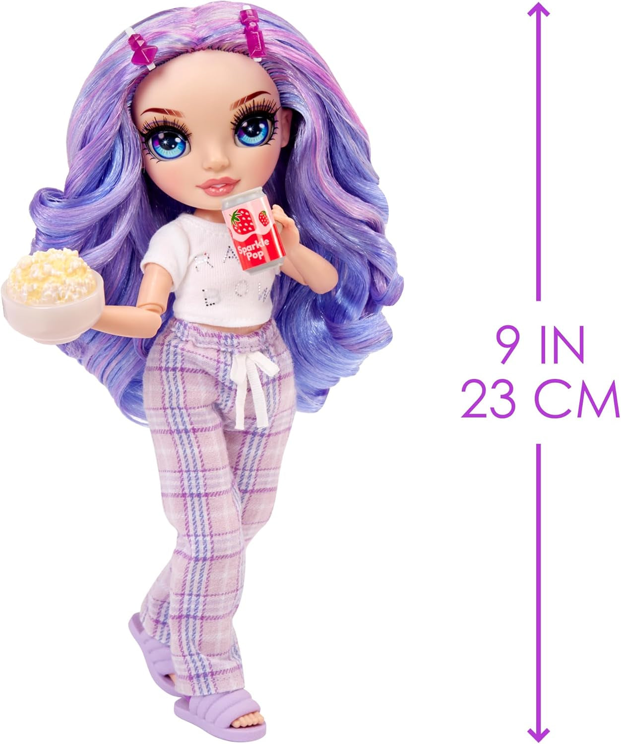 Rainbow High Junior High PJ Party Doll - Violet - 22 cm met zachte jumpsuit, pantoffels en speelaccessoires - Kinderspeelgoed - Ideaal voor 4-12 jaar