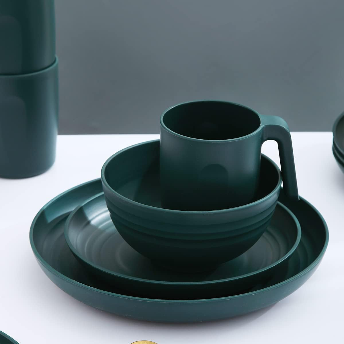 Kyraton serviesset van onbreekbaar en herbruikbaar kunststof, bestaande uit 16 delen. Borden, kopjes, kommen en lichte schalen. Gemakkelijk mee te nemen en schoon te maken. BPA-vrij. Voor 4 personen.