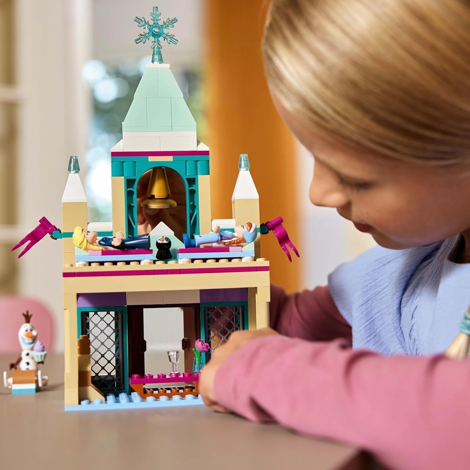LEGO Ç€ Disney Frozen Kasteel van Arendelle, speelgoedprinses met minipoppen van ELSA, Anna en Olaf en een pinguïnfiguur, fantasiespeelset, cadeau voor meisjes van 5 jaar oud 43265 Bouwsets Besuche in LEGO-Store