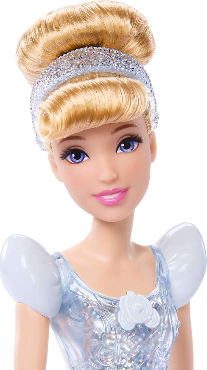 Mattel DISNEY Prinses Assepoester - Gelede pop met sprankelende outfit, afneembare schoenen en tiara, gekamd haar voor stylingplezier, voor kinderen vanaf 3 jaar, HLW06