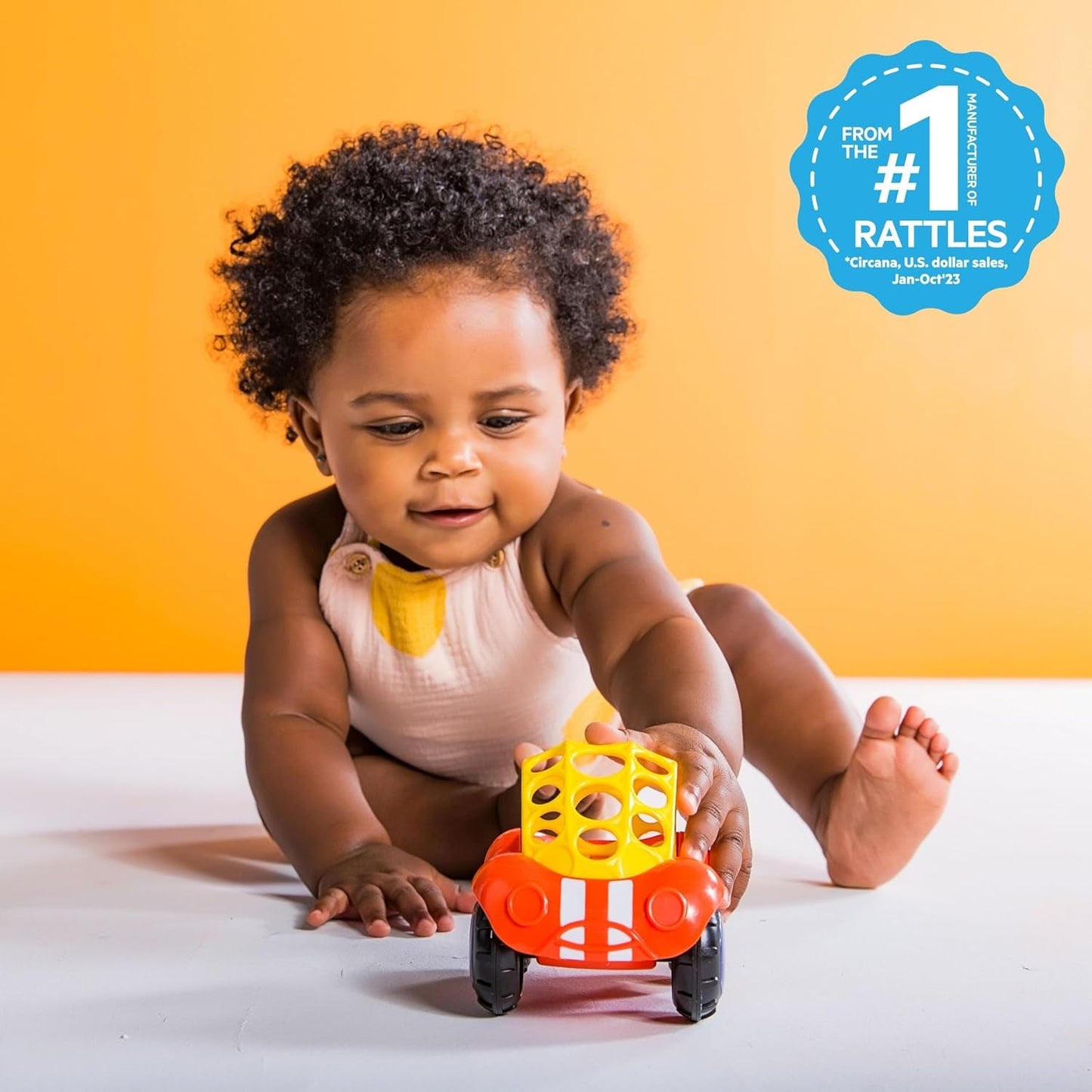 Bright Starts Oball Rammelaar Speelgoedauto Motorspeelgoed voor baby's en peuters vanaf 3 maanden 1 stuk Willekeurige kleur Blauw of rood Babyspeelgoed Naty Shop