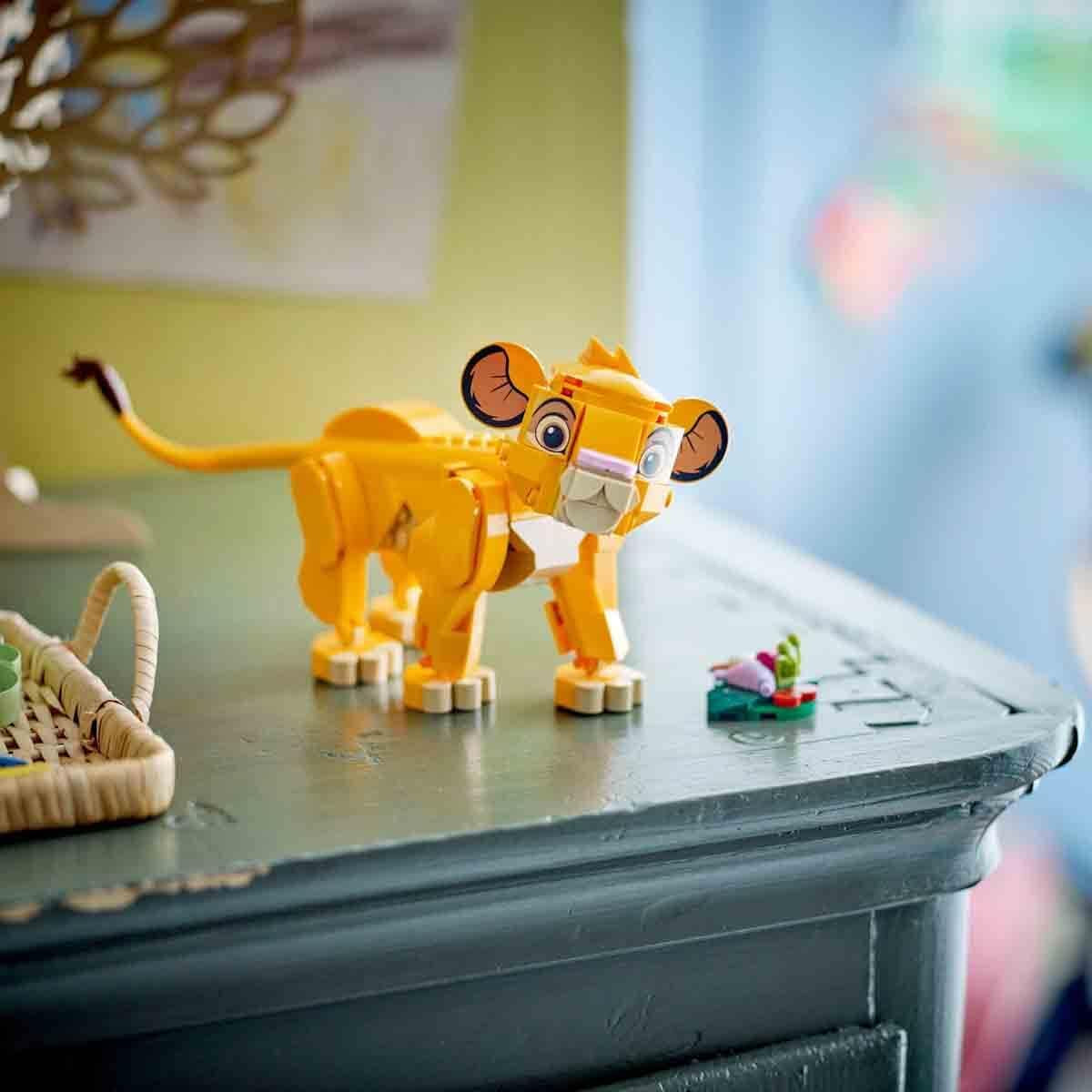 LEGO Ç€ Disney Simba, de welp van de leeuwenkoning, bouwspeelgoed voor kinderen, fantasiespeelset met de figuur van de leeuw, cool cadeau-idee voor meisjes en jongens vanaf 6 jaar, kinderspeelgoed 43243 Bouwsets Beuche den LEGO-Store