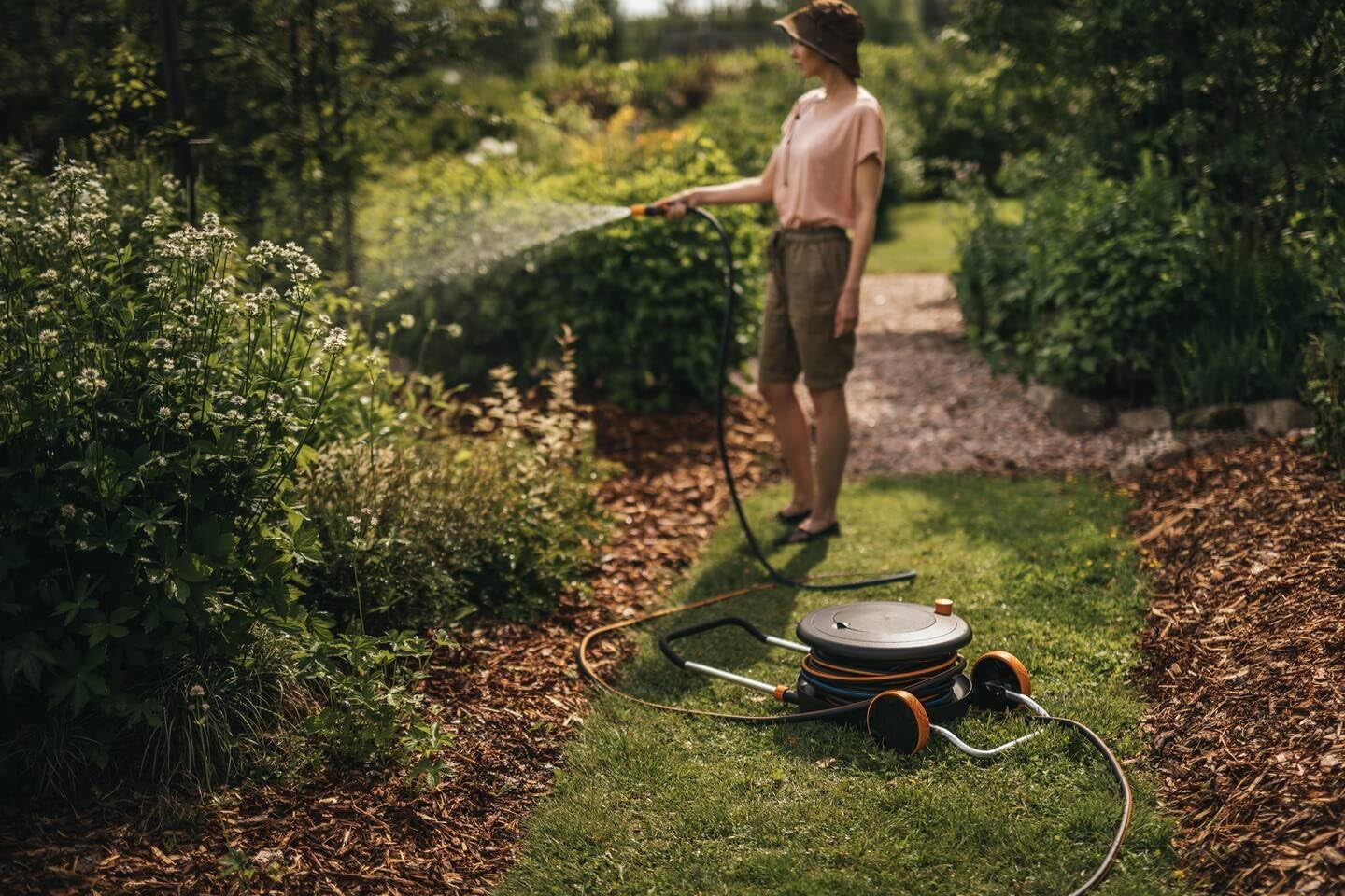 Fiskars Comfort L waterrad met wielen, all-inclusive bewateringsset, totaal bereik van 31,5 m, automatisch oprollen, universele tuinslang (Ø 13 mm), universele kraanaansluiting, 1071670