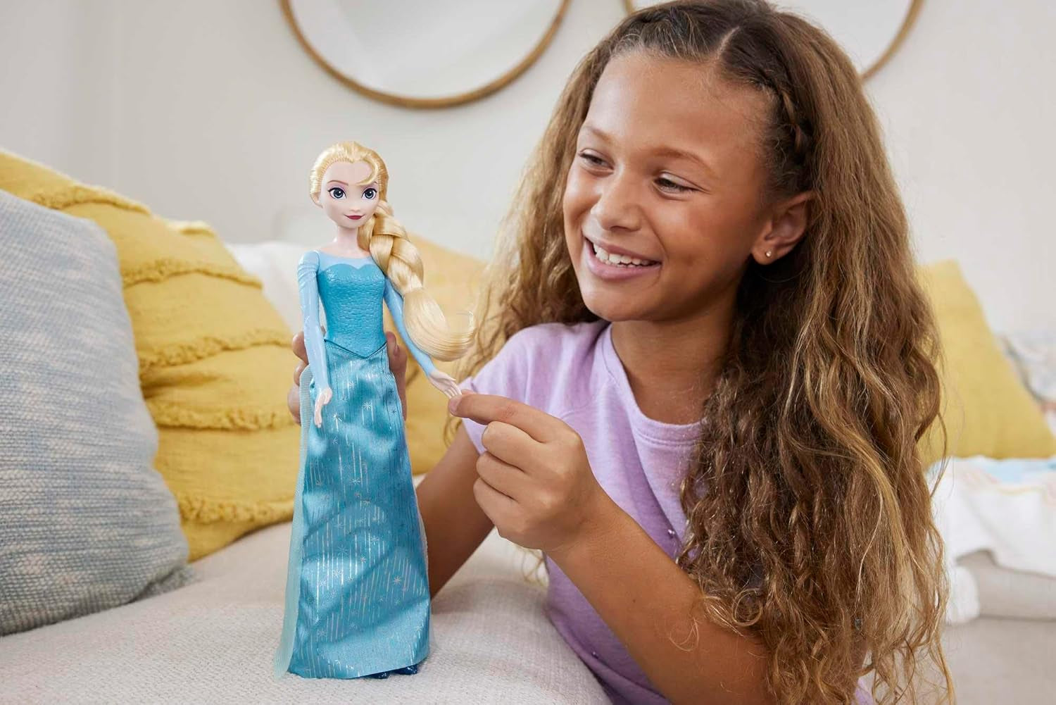 Mattel Disney De ijskoningin Elsa-pop, de ijskoningin-pop, gekamd blond haar, meubels, verwijderbare schoenen, Disney-cadeaus, 3 jaar oud speelgoed, HLW47 Naty Shop-poppen