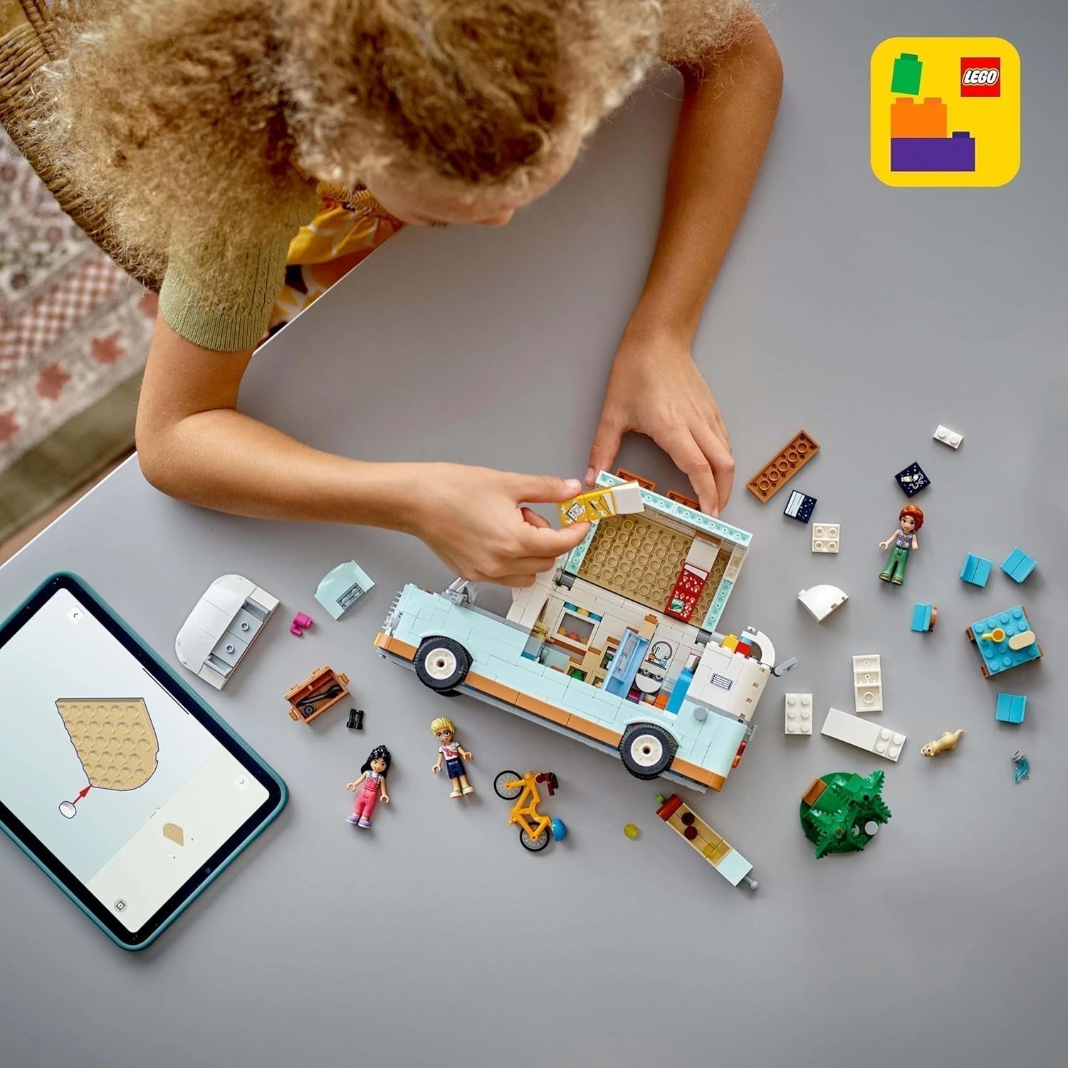 LEGO Friends Caravan, rollenspel-bouwset met een speelgoedcaravan, cadeau voor meisjes vanaf 7 jaar, creatieve speelset met 3 minifiguren en figuur van een fretdier 42663 Bouwsets Besuche in LEGO-Store
