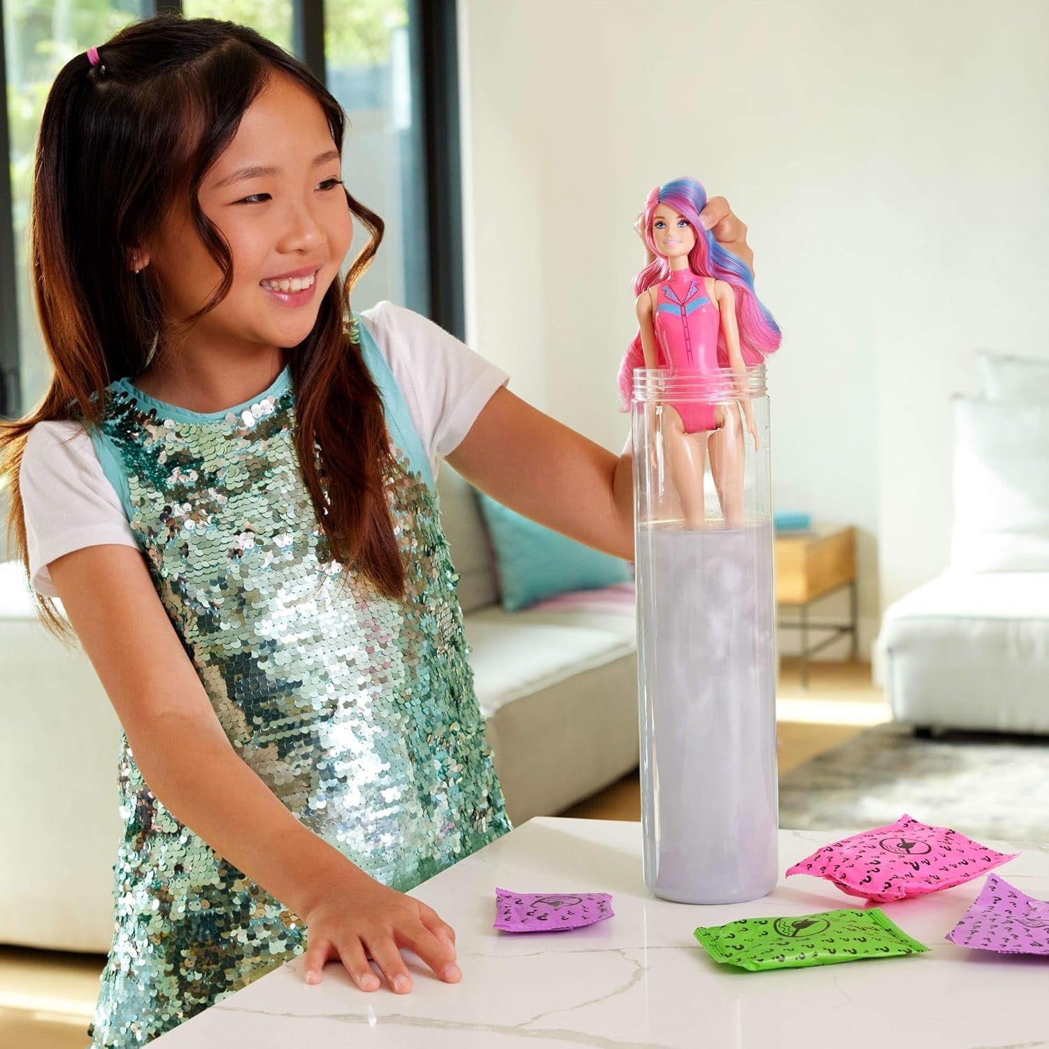 Barbie Kleuronthullingspop en accessoires met 6 verrassingen, Disco Star-serie met metallic glitter en van kleur veranderende bovenkant (stijlen kunnen variëren), JCP01, 32 cm