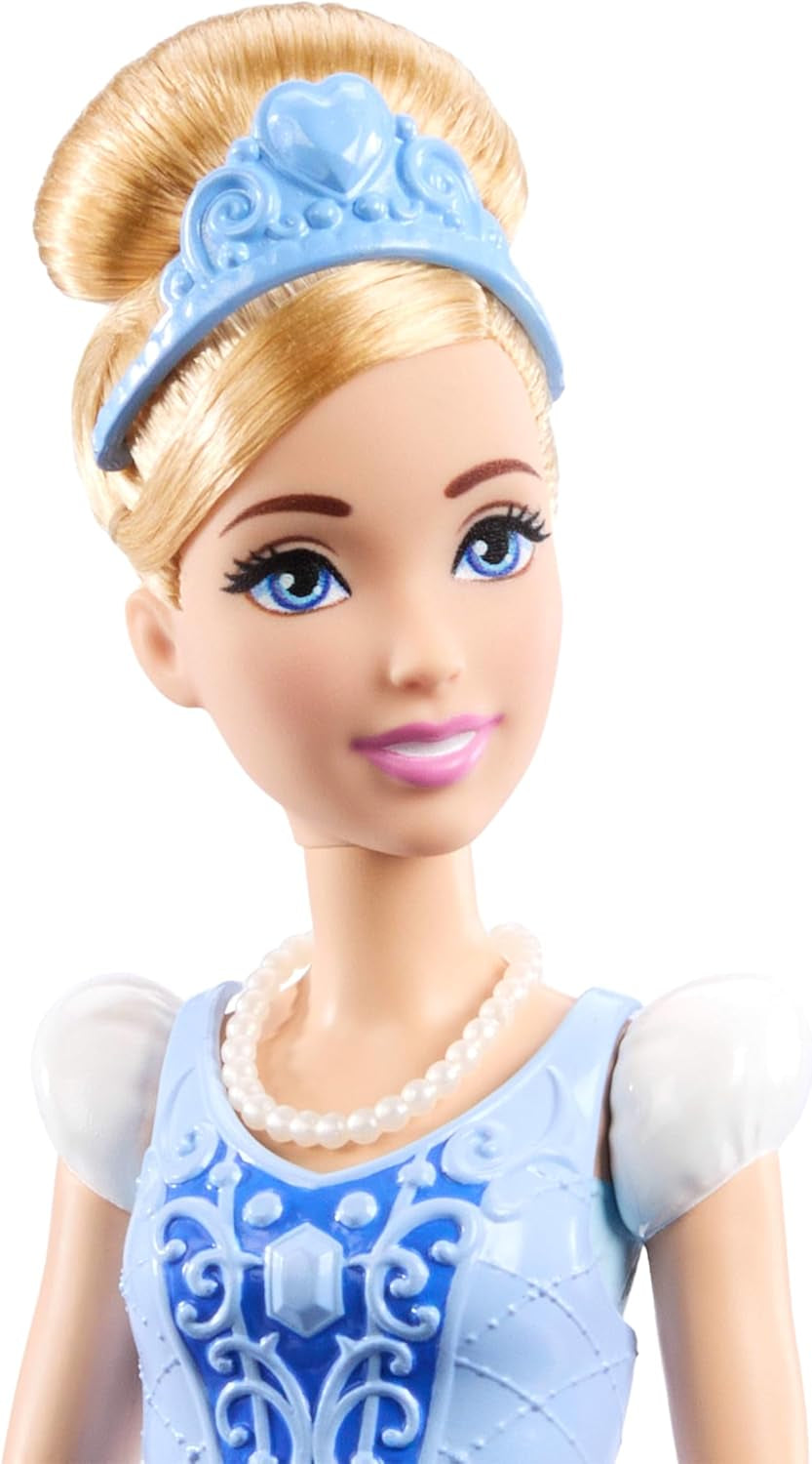 Mattel Disney Princess Toys Assepoester modepop met 2 outfits, 9 accessoires, 2 topjes met clips en 2 rokken. 2-in-1-verhalen geïnspireerd op de Disney-film JCR95