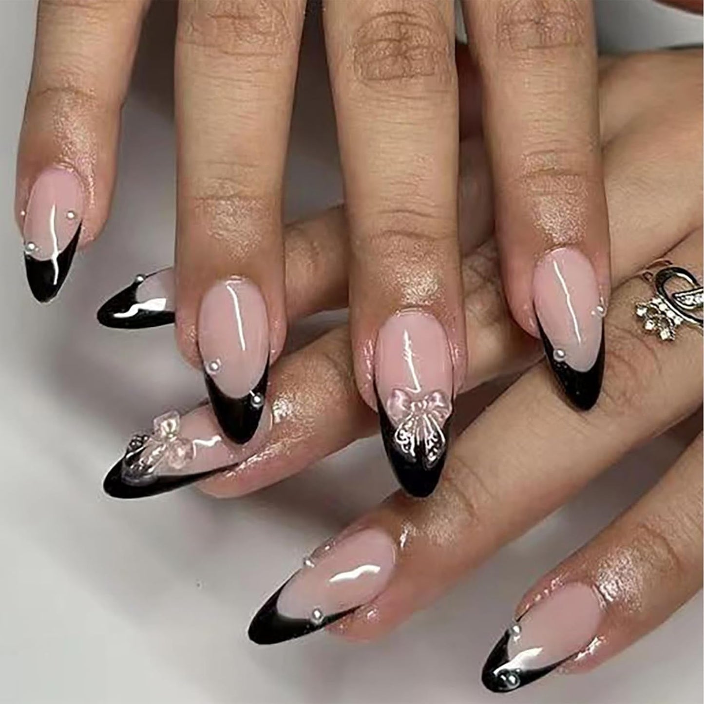 24pcs Witte Amandelpers op Franse nagels met strikken Parels Nepnagels Lijm op valse nageltips Glitternagels