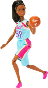 Barbie Made to Move-pop en accessoires, brunette basketbalspeler met afneembare sportjurk en bal, 22 gelede gewrichten, HKT74
