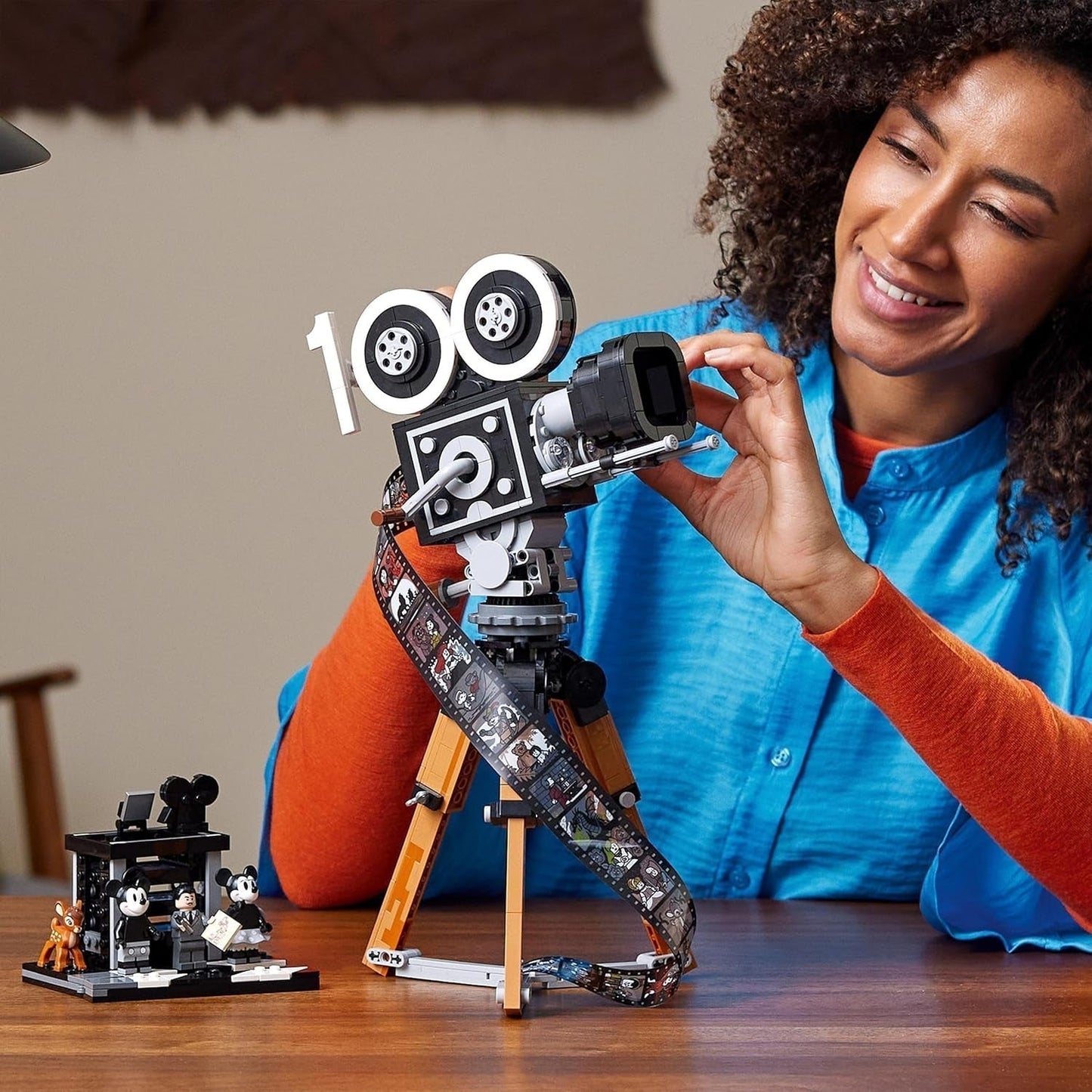 LEGO | Disney Camera - Eerbetoon aan Walt Disney, Set voor volwassenen met Mickey en Minnie Mouse minifiguren, Bambi en Dumbo figuren, Cadeau voor dames, heren en fans, Tentoonstelling 43230 Bouwsets Besuche den LEGO-Store
