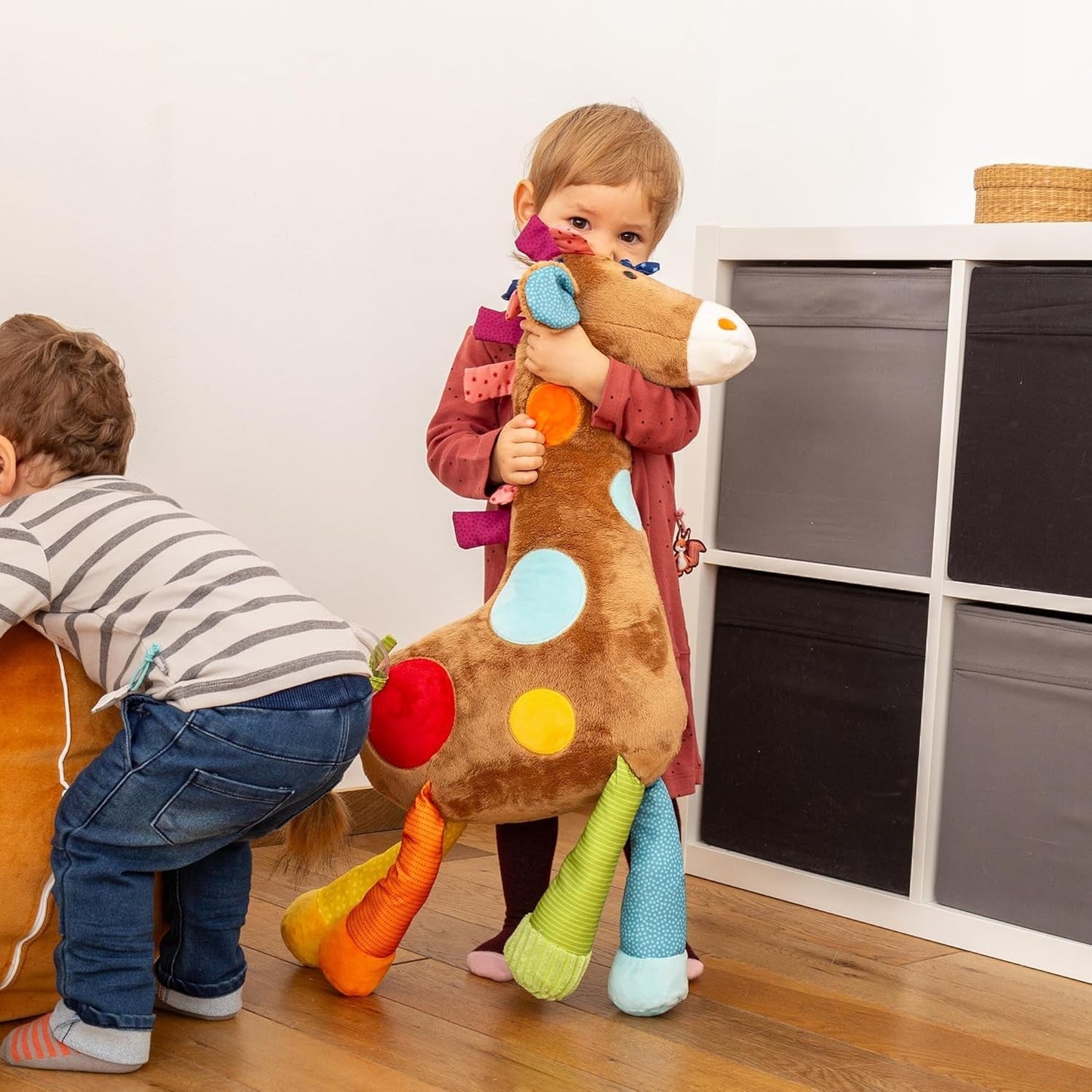 SIGIKID 42863 Giraffe XXL babyspeelgoed, PlayQ educatief speelgoed, knuffel met bijtring, rammelaar, spiegel, piepend, voor baby's en kinderen vanaf 3 maanden, veelkleurig/giraffe 72 cm speelgoed Bebe Naty Shop