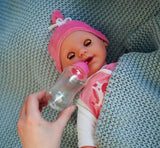 Simba 105140489 - Laura Baby Talk Doll, 38 cm zachte lichaamspop met slaperige ogen in schattige jumpsuit, 24 babygeluiden, speelpop, babypop, vanaf 2 jaar