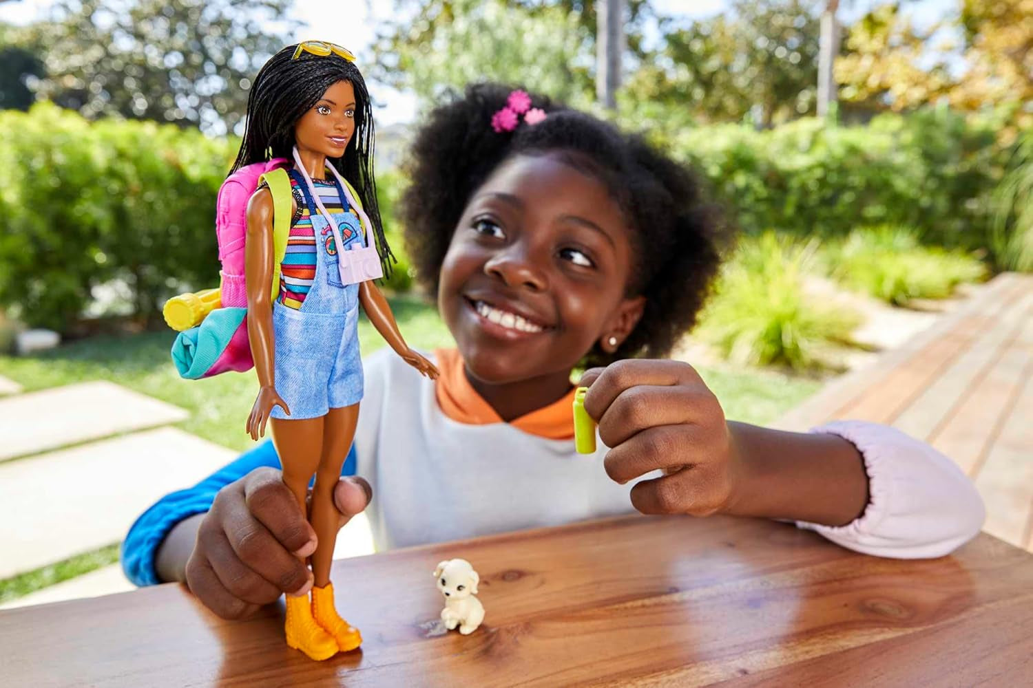 Barbie HDF74 Twinpack-pop! Brooklyn Camping Doll (Brunette met gevlochten staartjes, ca. 29 cm) met puppy, rugzak, slaapzak, 10 kampeeraccessoires, cadeau voor kinderen vanaf 3 jaar