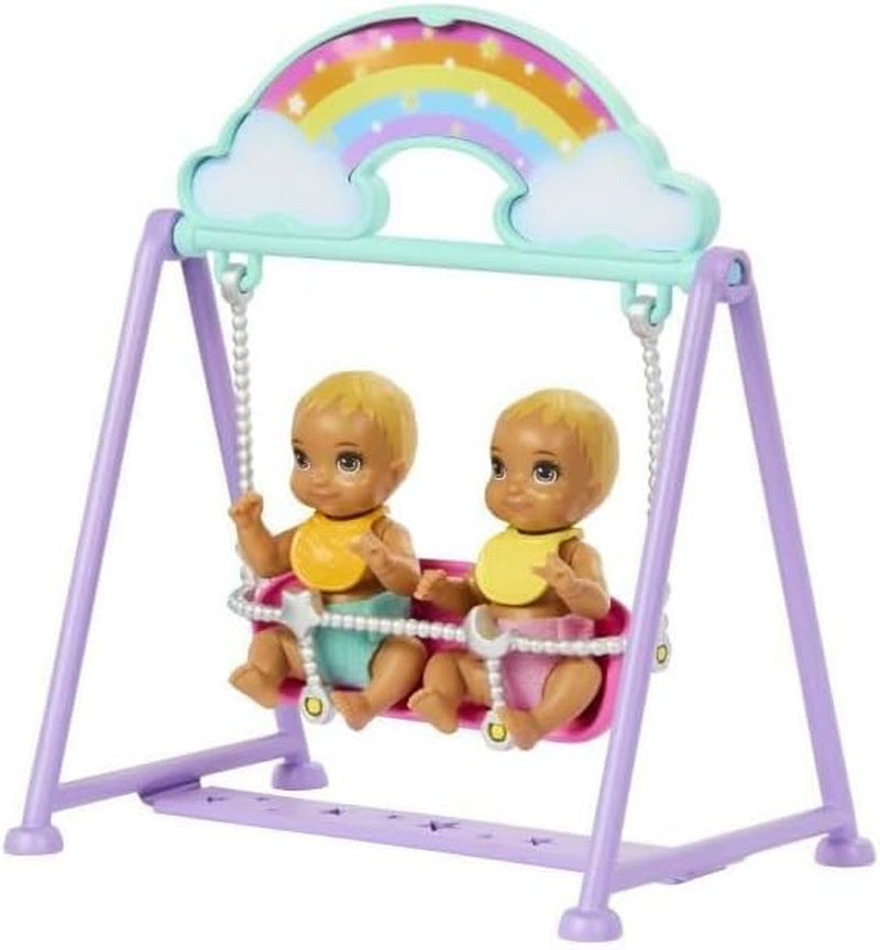 Barbie Schipperpop en speelhuis met accessoires, inclusief tweelingpoppen, 1 wieg, 1 schommel, 1 schommelstoel en meer, HXM99