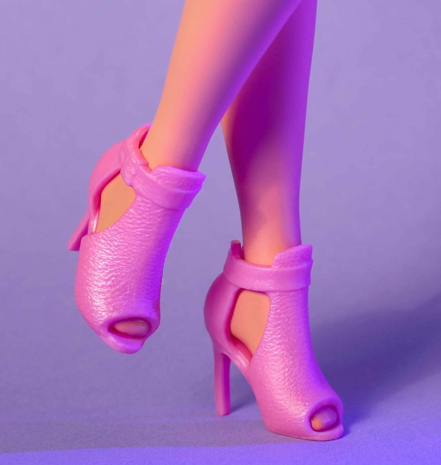 Barbie Looks-pop, verzamelfiguur nr. 24 met bruin haar en moderne Y2K-mode, sprankelende strapless jurk met peep-toe hoge hakken, HRM16 Naty Shop-poppen