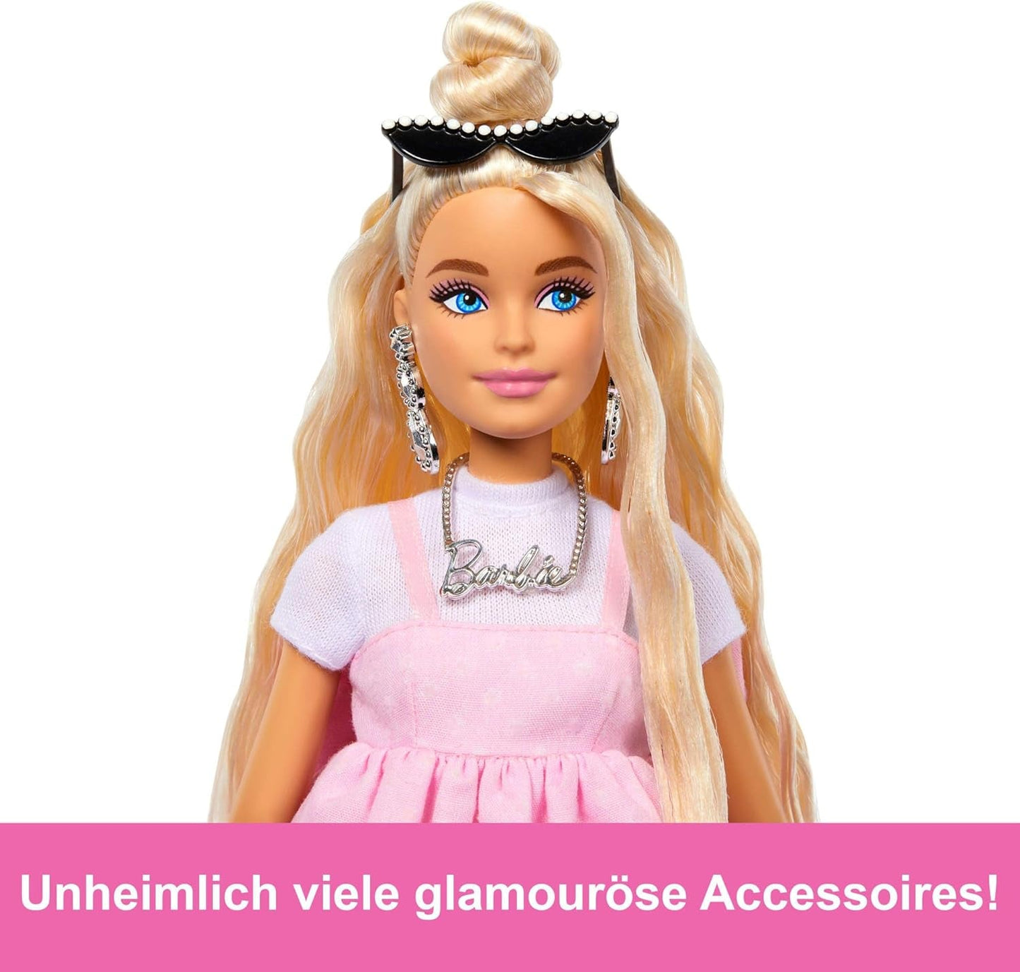 Barbiepop Deluxe Stijlnr. 3 met Barbiecore-outfit, blond haar in hoge knot, pastelroze jurk met oversized strik en accessoires zoals visnetpanty's, HYV27 Naty Shop Dolls