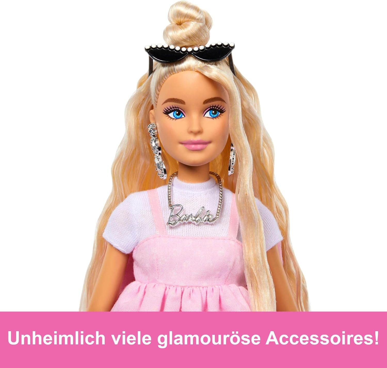 Barbie Deluxe Style pop nr. 3 met Barbiecore-outfit, blond haar in een hoge knot, pastelroze jurk met oversized strik en accessoires zoals visnetpanty's, HYV27