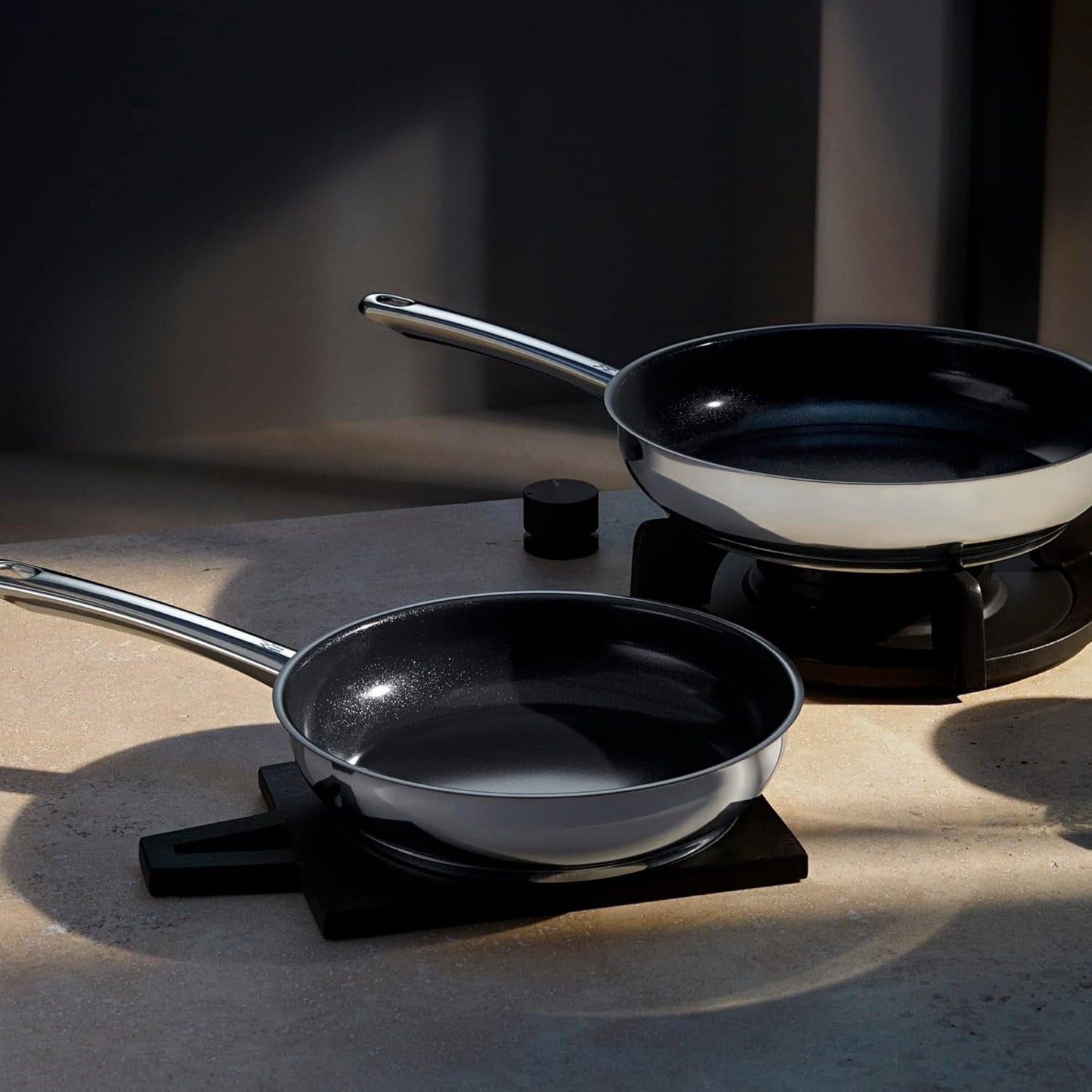 WMF Devil 2-delige pannenset, inductiepan 24, 28 cm, Cromargan roestvrij staal, keramische coating, ovenvaste potten en pannen Naty Shop