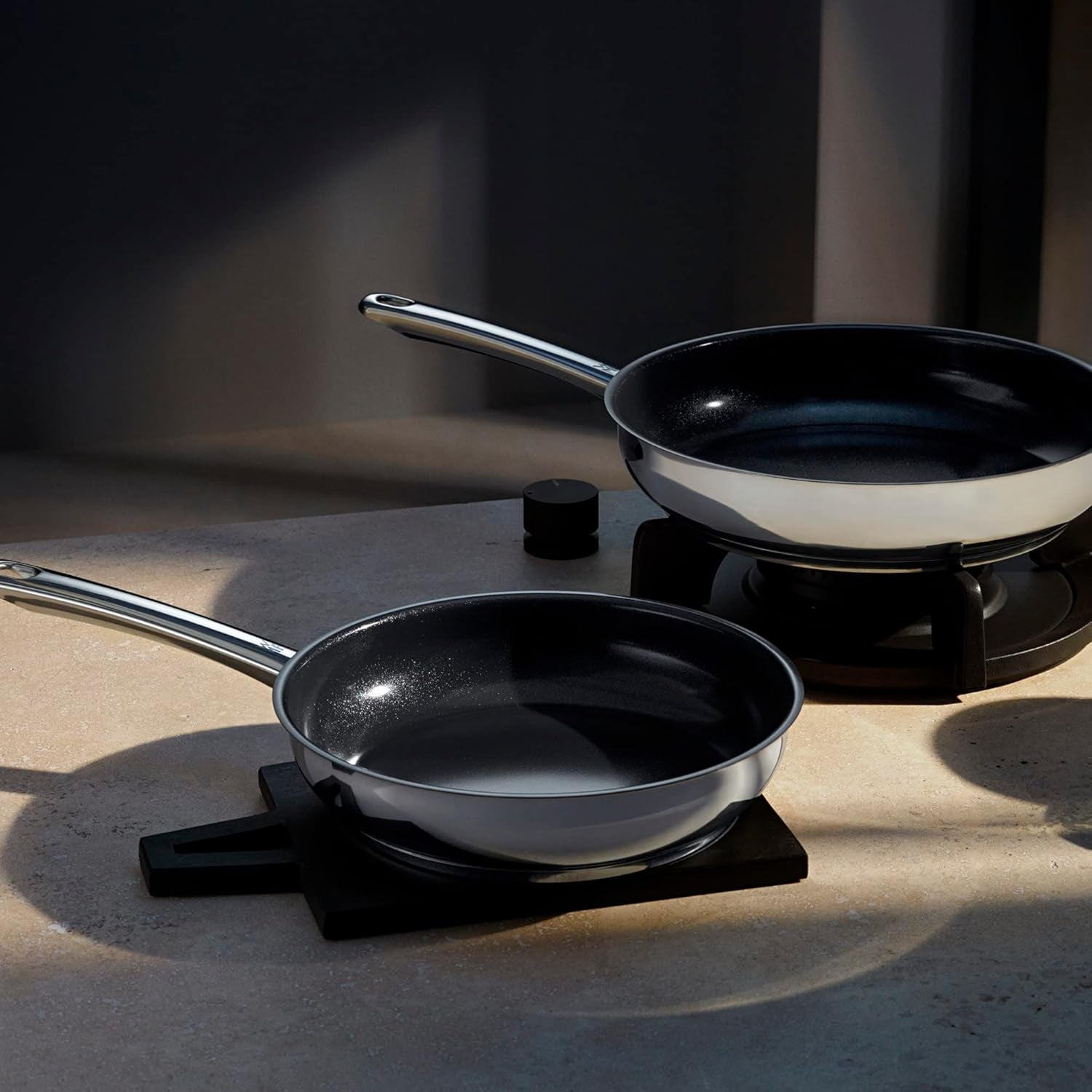 WMF Devil 2-delige pannenset, inductiepan 24, 28 cm, Cromargan roestvrij staal, keramische coating, ovenvaste potten en pannen Naty Shop