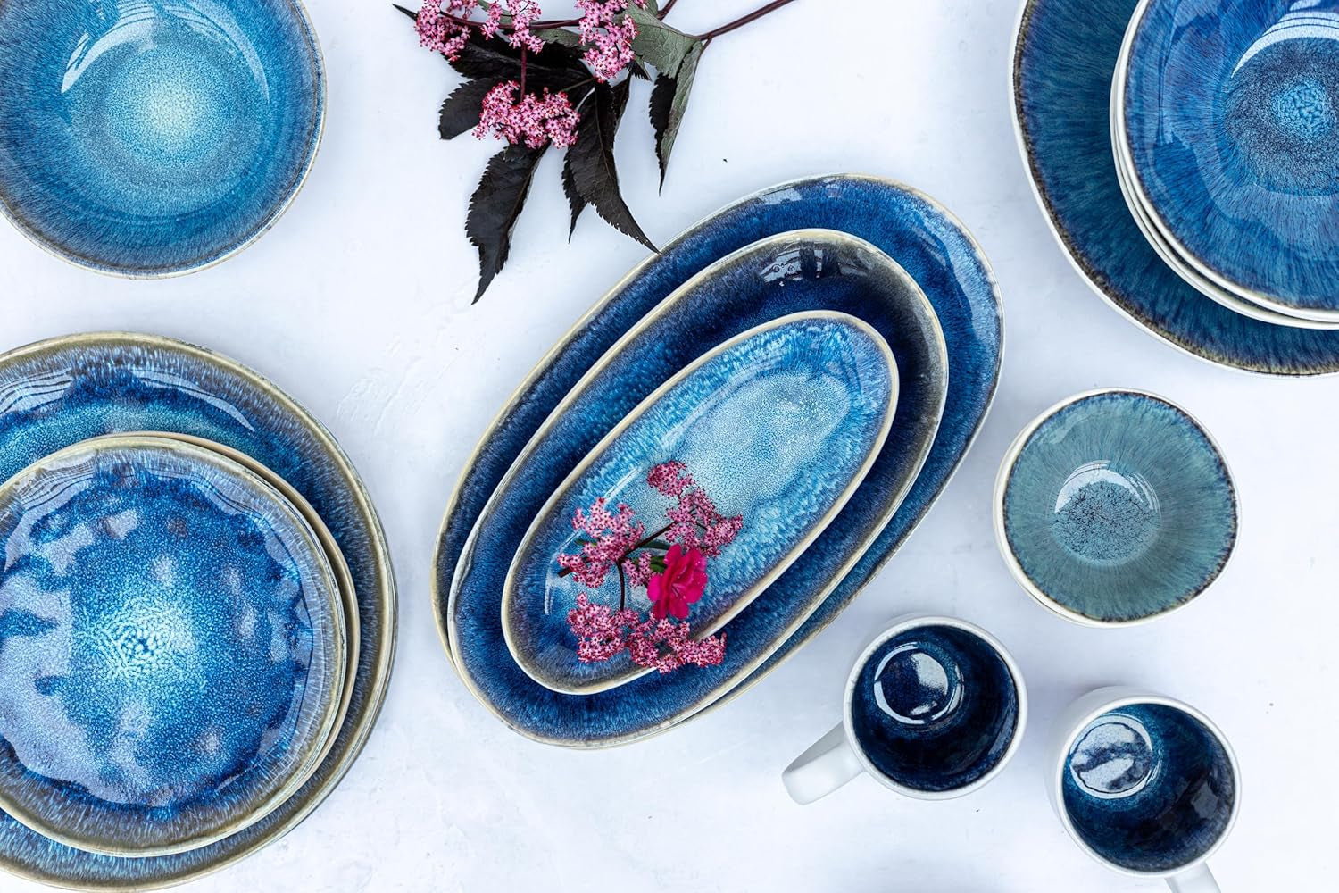 MÄSER 934092 Frozen-serie, keramische serviesset voor 4 personen, 16-delig combinatieservies met organische vormen, blauw gekleurd servies, steengoed, donkerblauw