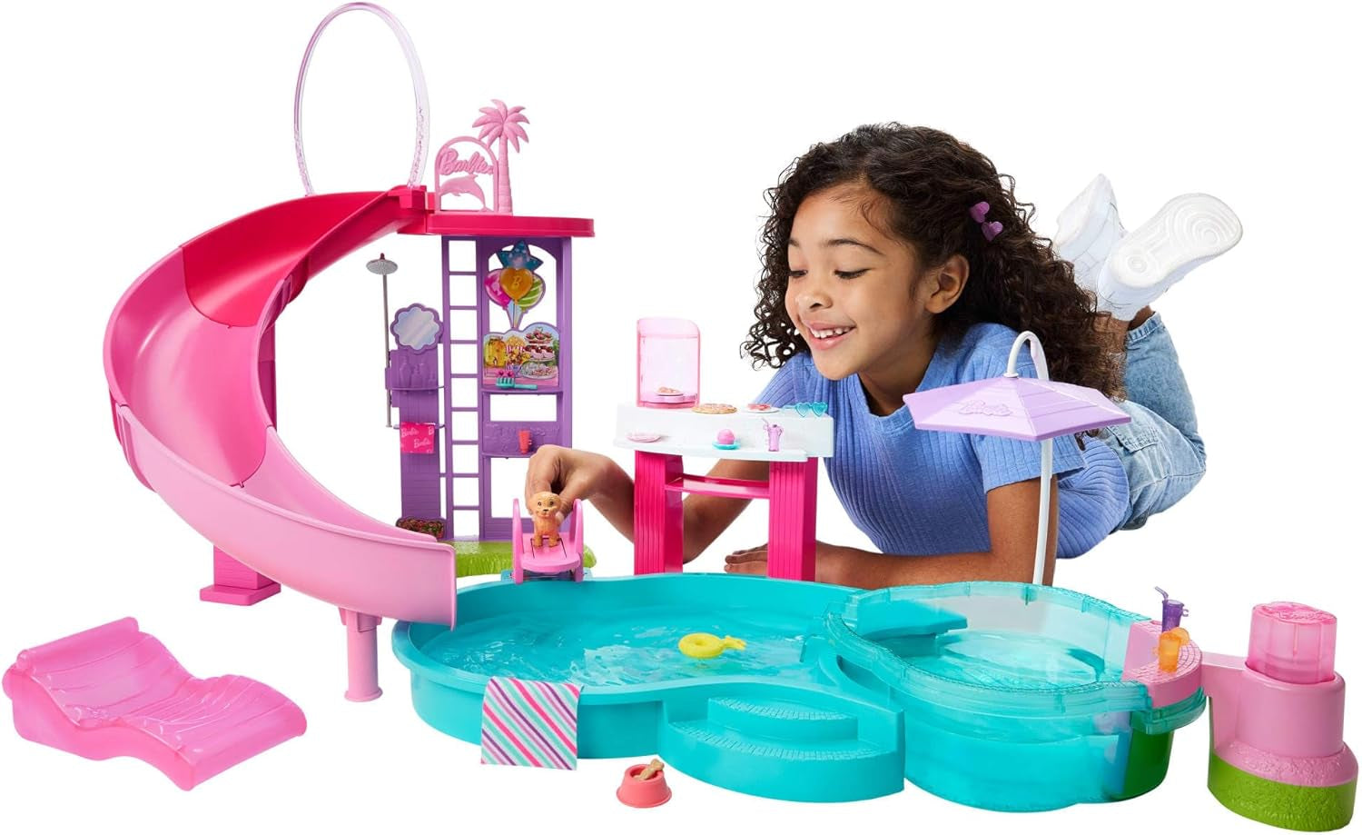 Barbie Dream Zwembadspeelset met zes speelplekken, waaronder een glijbaan en jacuzzi, plus meer dan 20 accessoires zoals een huisdier, zwemringen en meer, JKG83