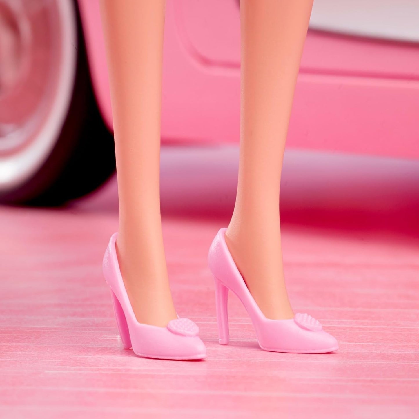 Barbie The Movie Gebaseerd op de film Margot Robbie als Barbie verzamelfiguur in roze blouse en tule rok met gestileerd kapsel en bijpassende sieraden JBJ53