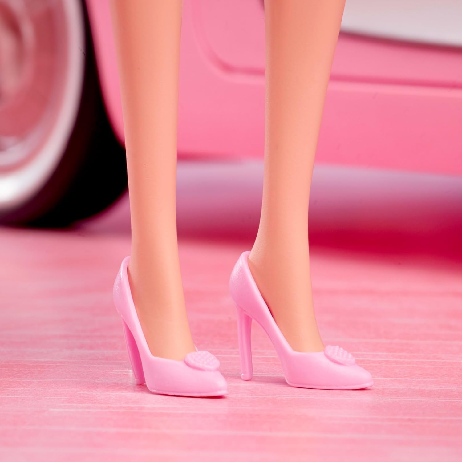 Barbie The Movie Gebaseerd op de film Margot Robbie als Barbie verzamelfiguur in roze blouse en tule rok met gestileerd kapsel en bijpassende sieraden JBJ53