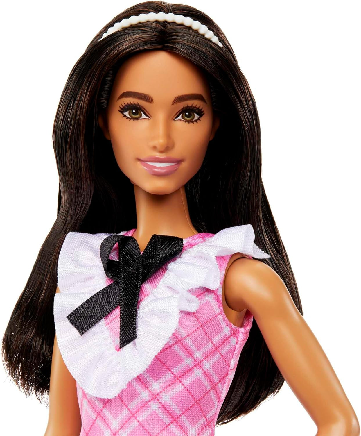 Barbie Fashionistas-pop met zwart haar en hoofdband met parels, draagt ​​roze geruite jurk met zwarte strik en kraag met ruches voor kinderen vanaf 3 jaar HJT06