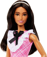 Barbie Fashionistas-pop met zwart haar en hoofdband met parels, draagt ​​roze geruite jurk met zwarte strik en kraag met ruches voor kinderen vanaf 3 jaar HJT06