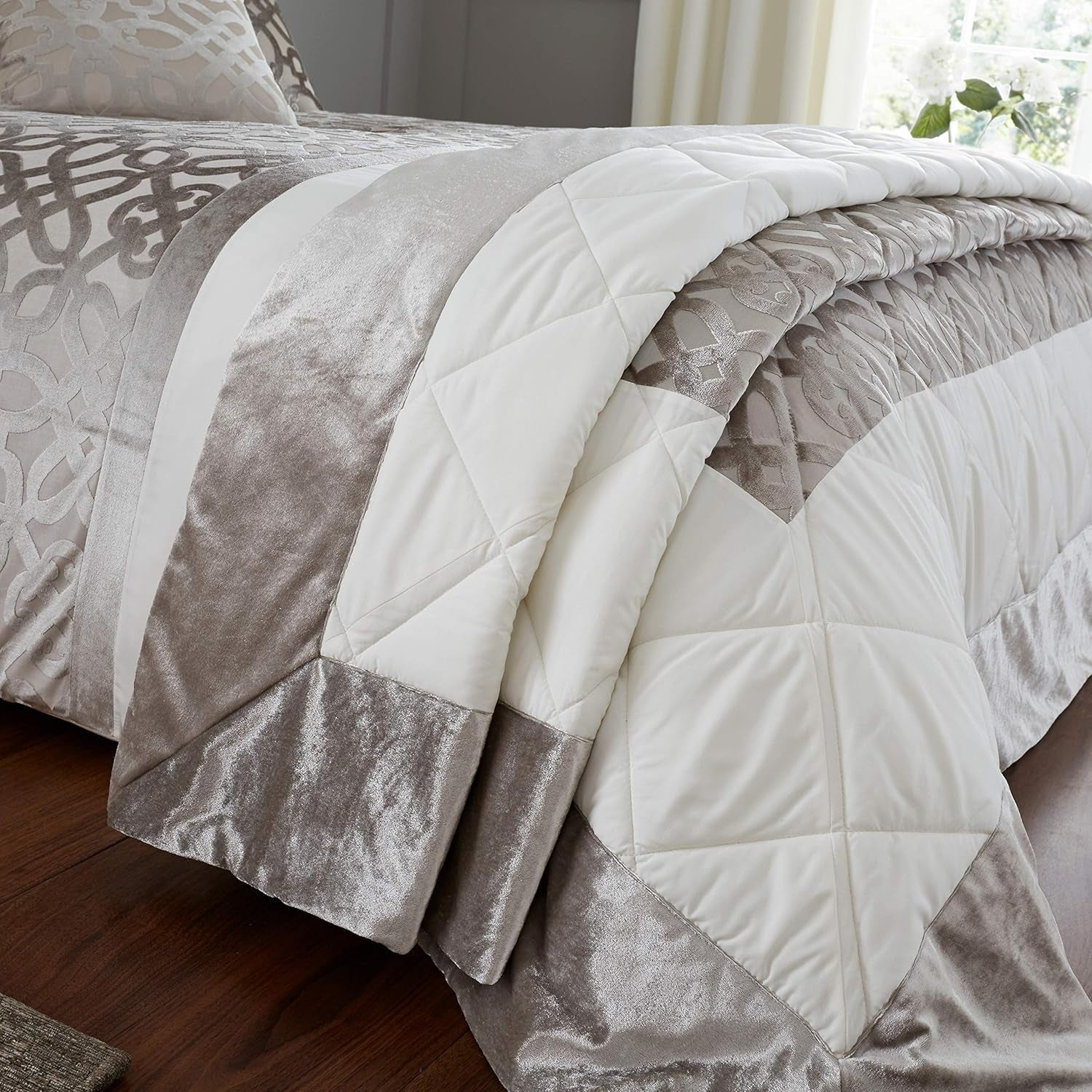 Catherine Lansfield Lattice Cut Velvet, natuurlijk, sprei - 220X230Cm Bedden en dekens Catherine Lansfield Bedsprei 220X230Cm