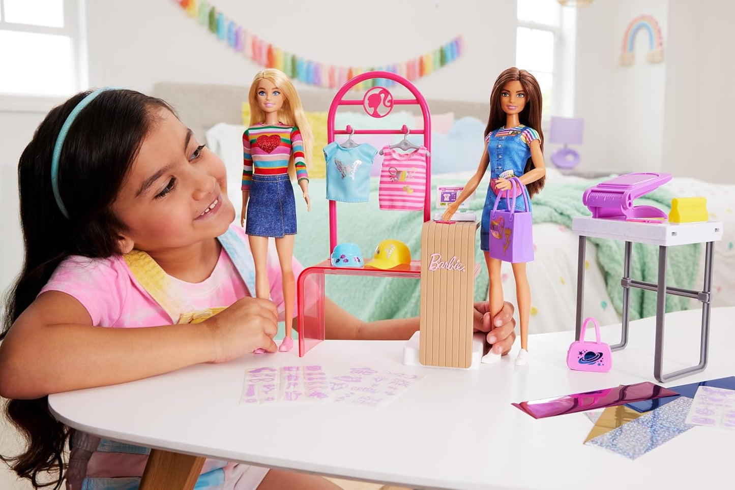 Barbie Fashion Boutique speelset - pop met foliepatroon, meer dan 150 originele looks, inclusief 2 blouses en 5 folievellen, kledingstandaard en creditcardlezer, vanaf 3 jaar, HKT78