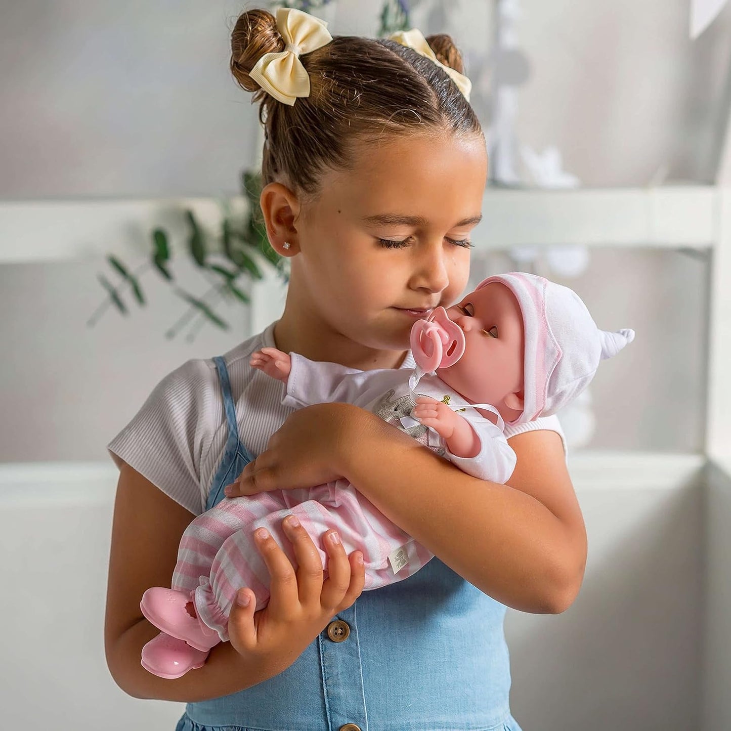 JC Toys - Berenguer Boutique 38 cm zachte, levensechte pop met open/gesloten mond, 10-delige cadeauset, babyfles, rammelaar, fopspeen en accessoires, roze, vanaf 2 jaar