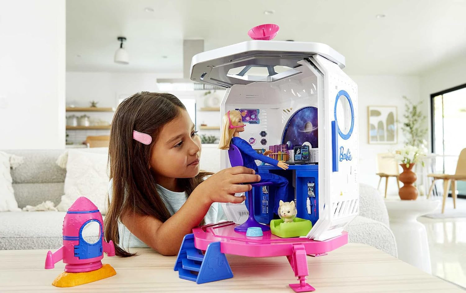 Barbie GXF27 - Ruimtestation Ruimteavontuur, Ruimtepop, Puppy, Werkstation, Ruimtescènes, 20 Accessoires, Cadeauspeelgoed voor kinderen vanaf 3 jaar