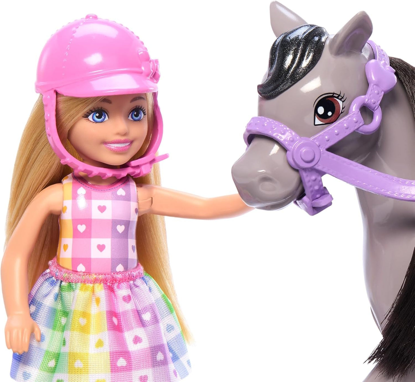 Barbie-pop Chelsea en pony's - Maak je gordel vast om veilig te spelen en te rijden, roze zadel en trapje, inclusief helm en schattige geruite jurk, vanaf 3 jaar, HTK29