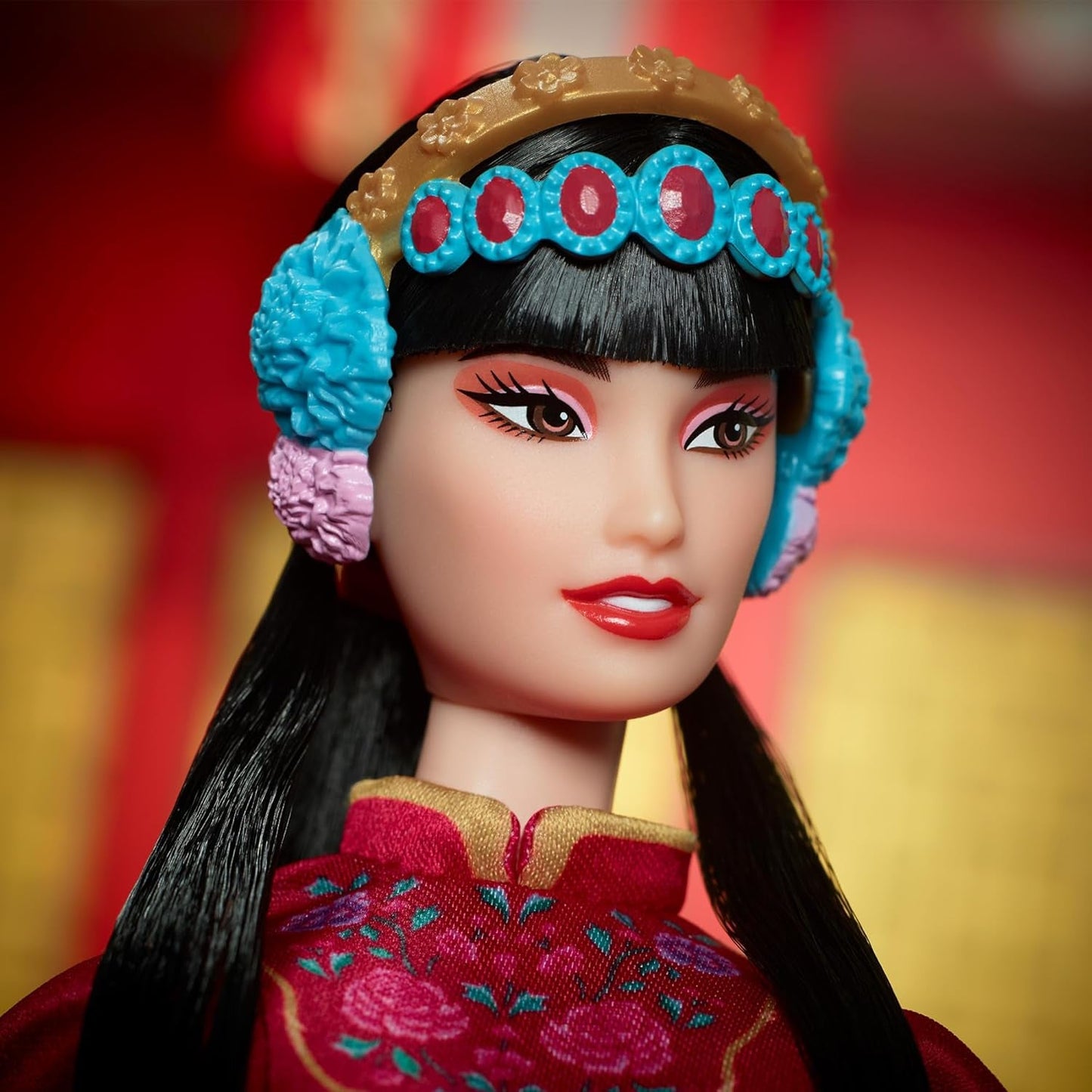BARBIE Maannieuwjaar Barbie Puppe - Traditionelles Kleid in glücksbringendem Rot mit Pfingstrosenmuster, cyanblaue Schuhe mit pinken Troddeln, geïnspireerd door der Peking-Oper, HRM57