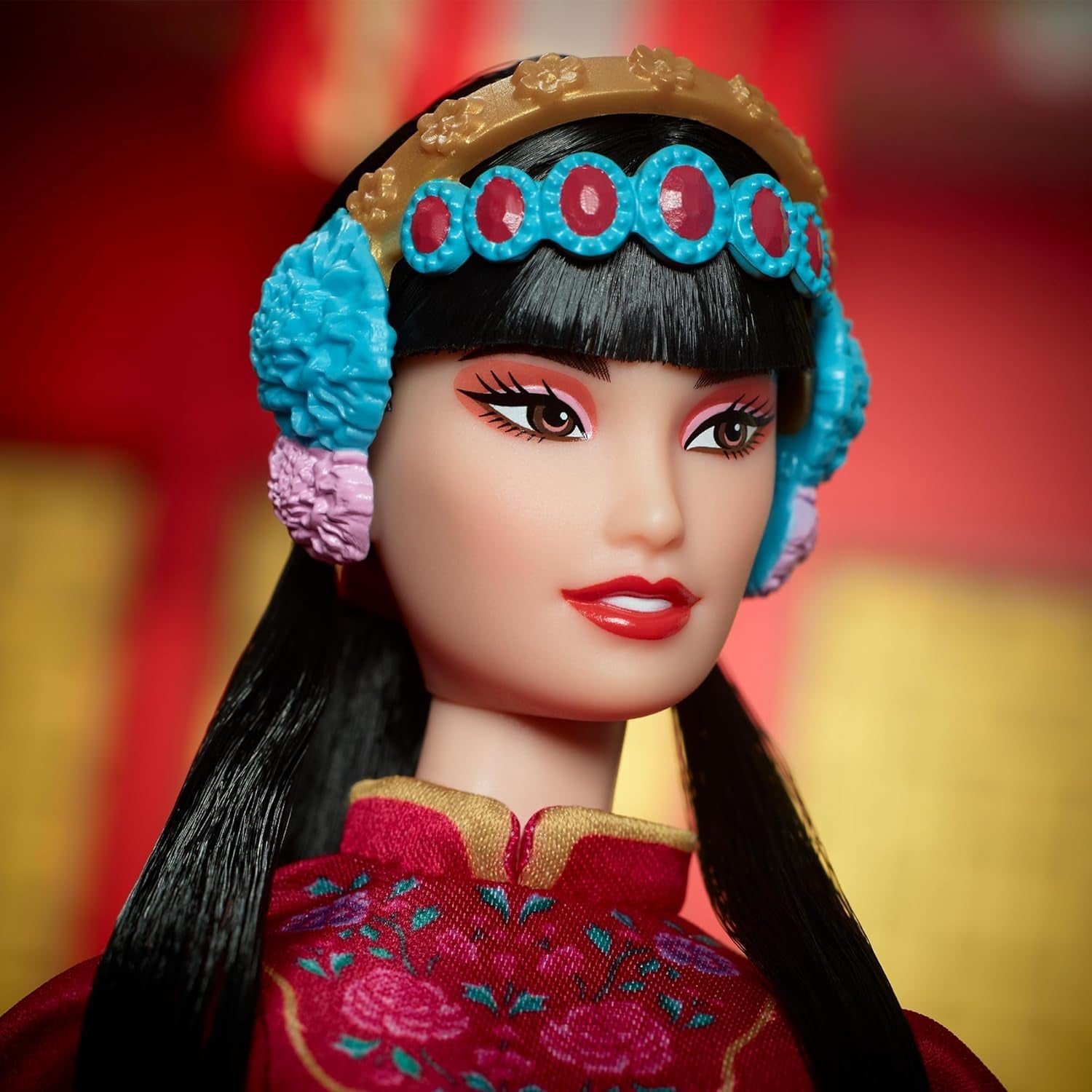 BARBIE Maannieuwjaar Barbie Puppe - Traditionelles Kleid in glücksbringendem Rot mit Pfingstrosenmuster, cyanblaue Schuhe mit pinken Troddeln, geïnspireerd door der Peking-Oper, HRM57