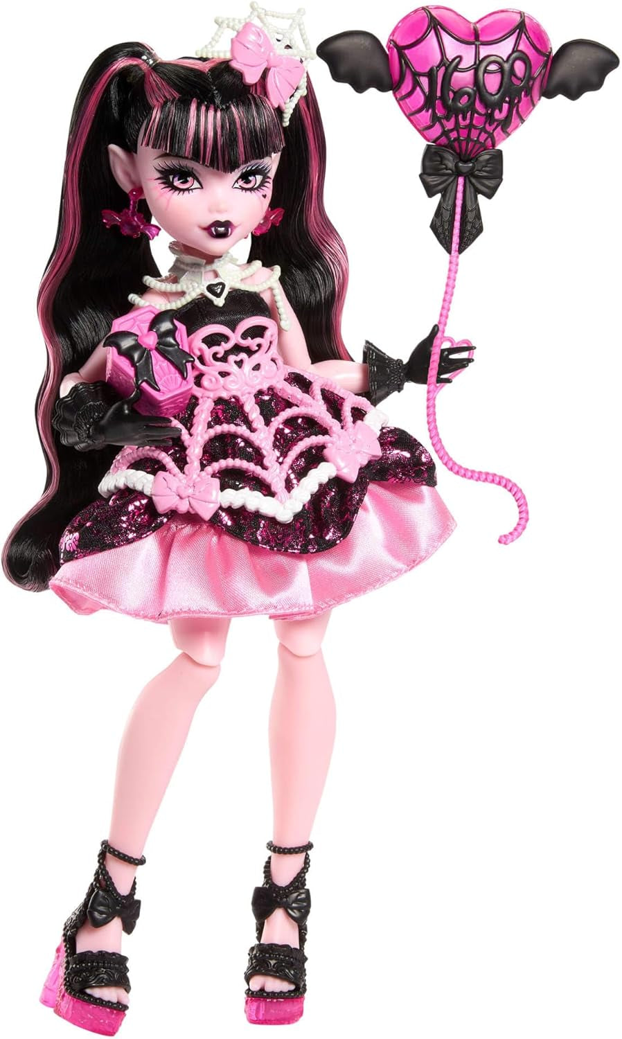 Enge en lieve Monster High verjaardagspop Draculaura in een roze feestjurk met thema-accessoires zoals uitnodiging, ballon, cadeau, fans en meer, JBG74