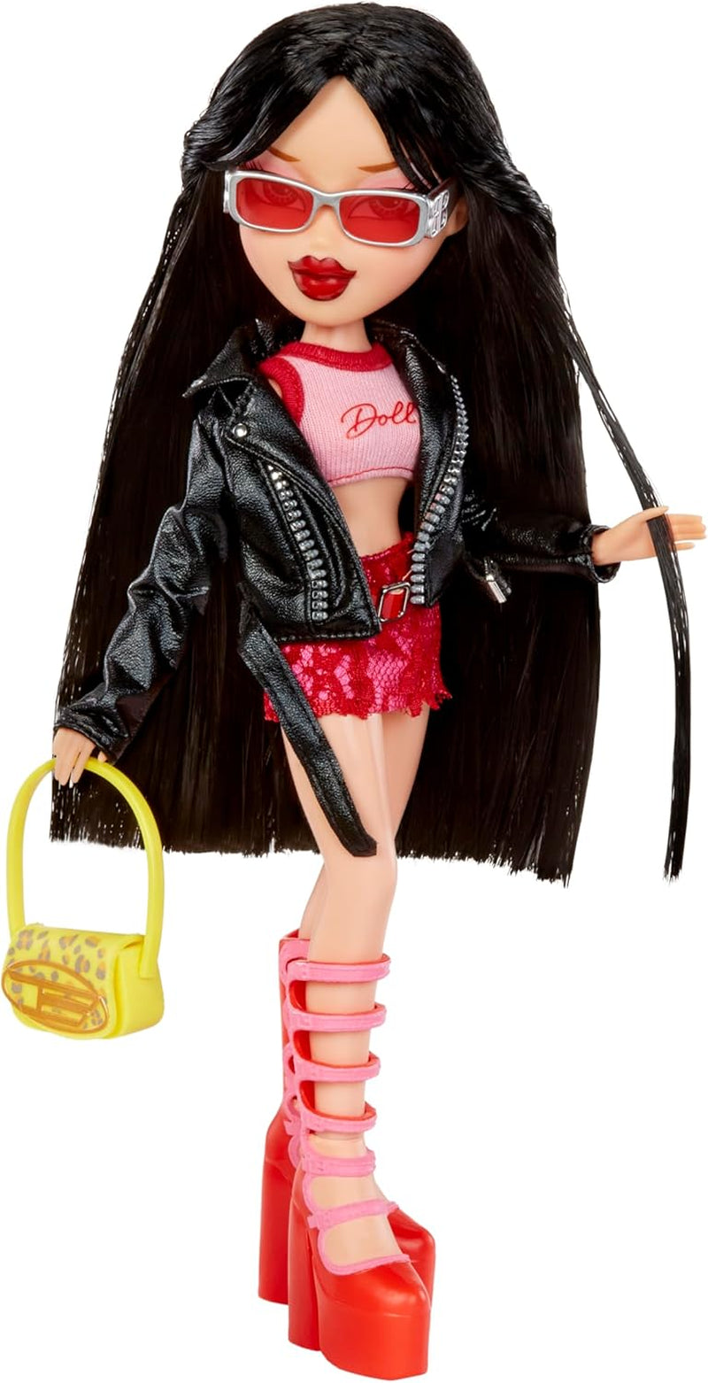 Bratz gaat weg! - Jade - 1 verzamelpop met accessoires, outfit, tas, zonnebril en borstel - Speelgoed voor kinderen - Vanaf 6 jaar, Rood