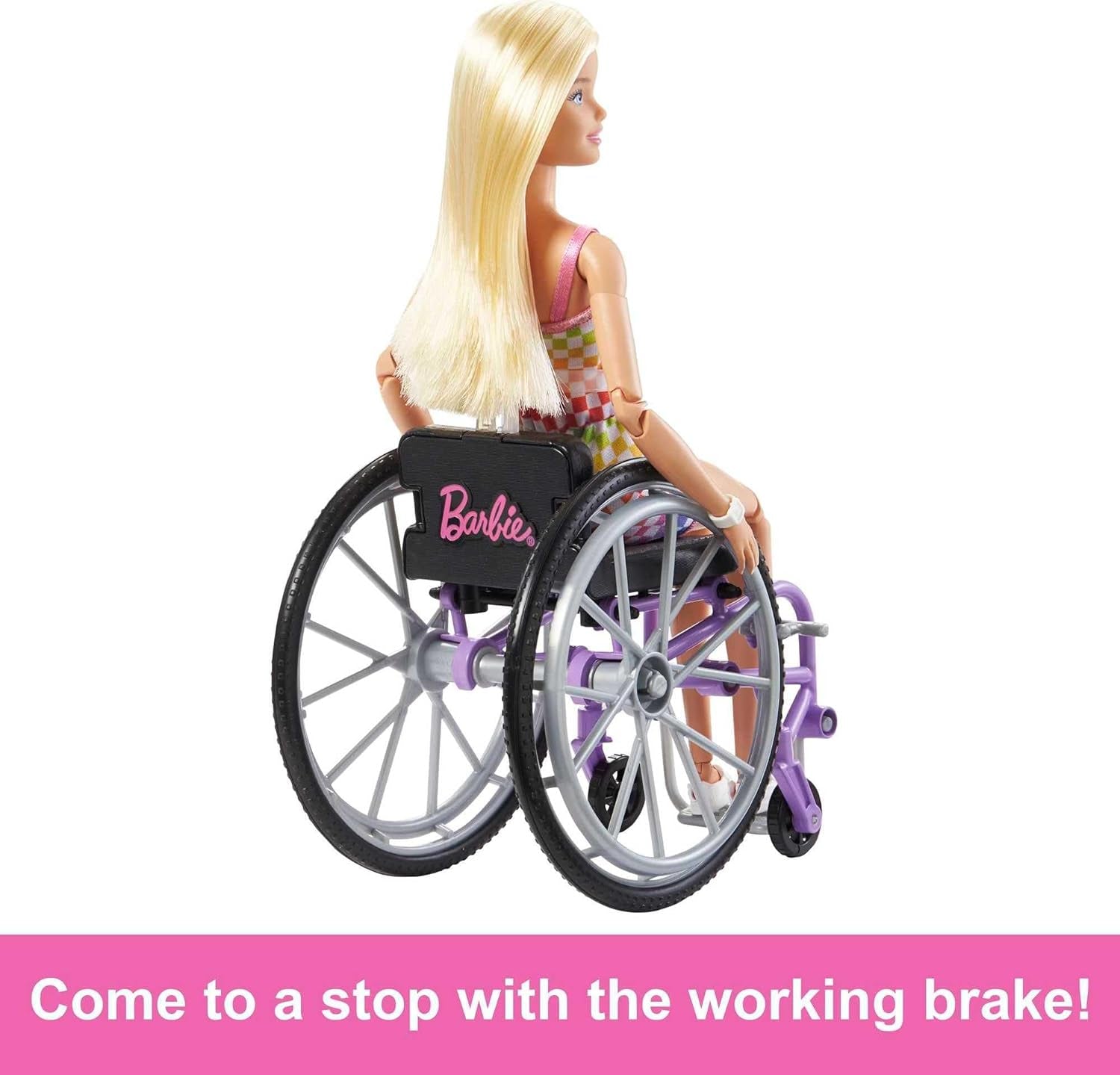 Barbie Fashionista pop, blond haar en regenboog jumpsuit, inclusief rolstoel en oprit, pop cadeau voor kinderen, speelgoed voor kinderen vanaf 3 jaar, HJT13