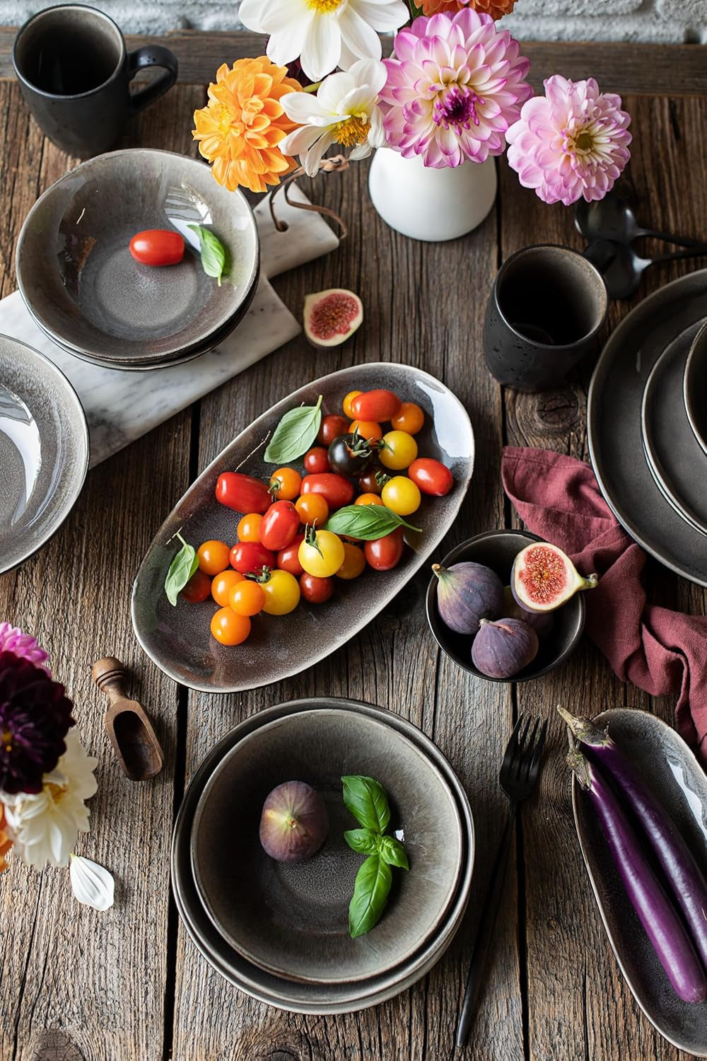 MÄSER 934073 Niara Organic Series Moderne 4-persoons serviesset met spannende vintage look, 16-delig combinatieservies met een speciale combinatie van zwart en bruin glazuur, steengoed