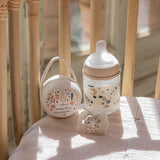 Suavinex cadeauset voor pasgeborenen. 4-delige set bestaande uit: Fysiologische SX Pro fopspeen voor baby's 0-6 maanden + speenhouder + Duo speenhoesje + siliconen bijtring. Wonderland, beige