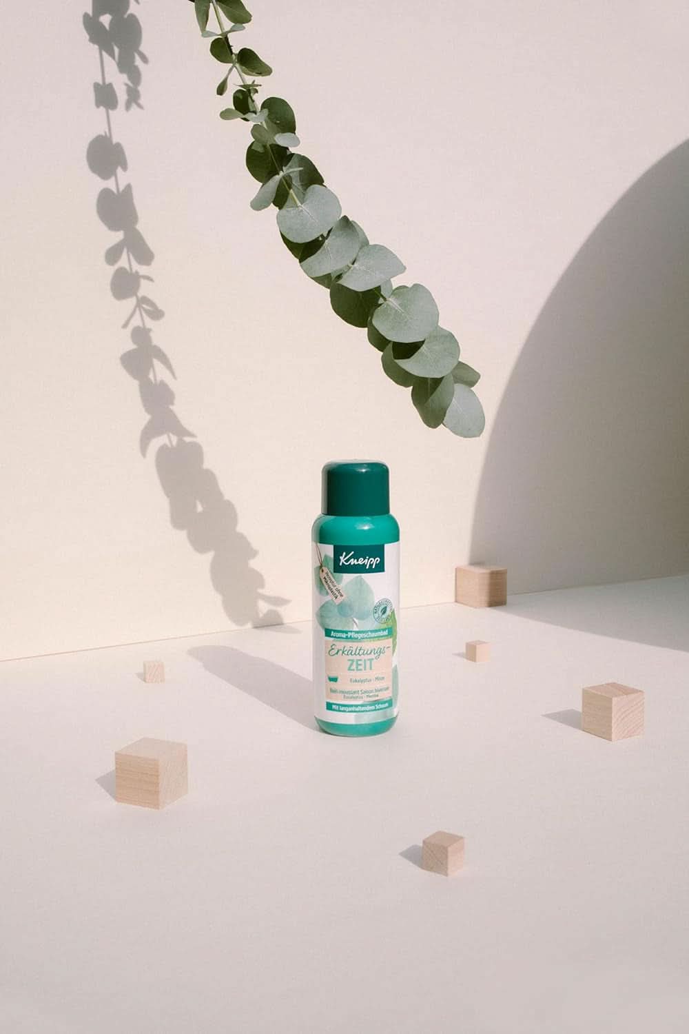 Kneipp Aroma Foam Bath Cold Season, badadditief met natuurlijke essentiële oliën van eucalyptus en munt, 400 ml Douche en bad Naty Shop